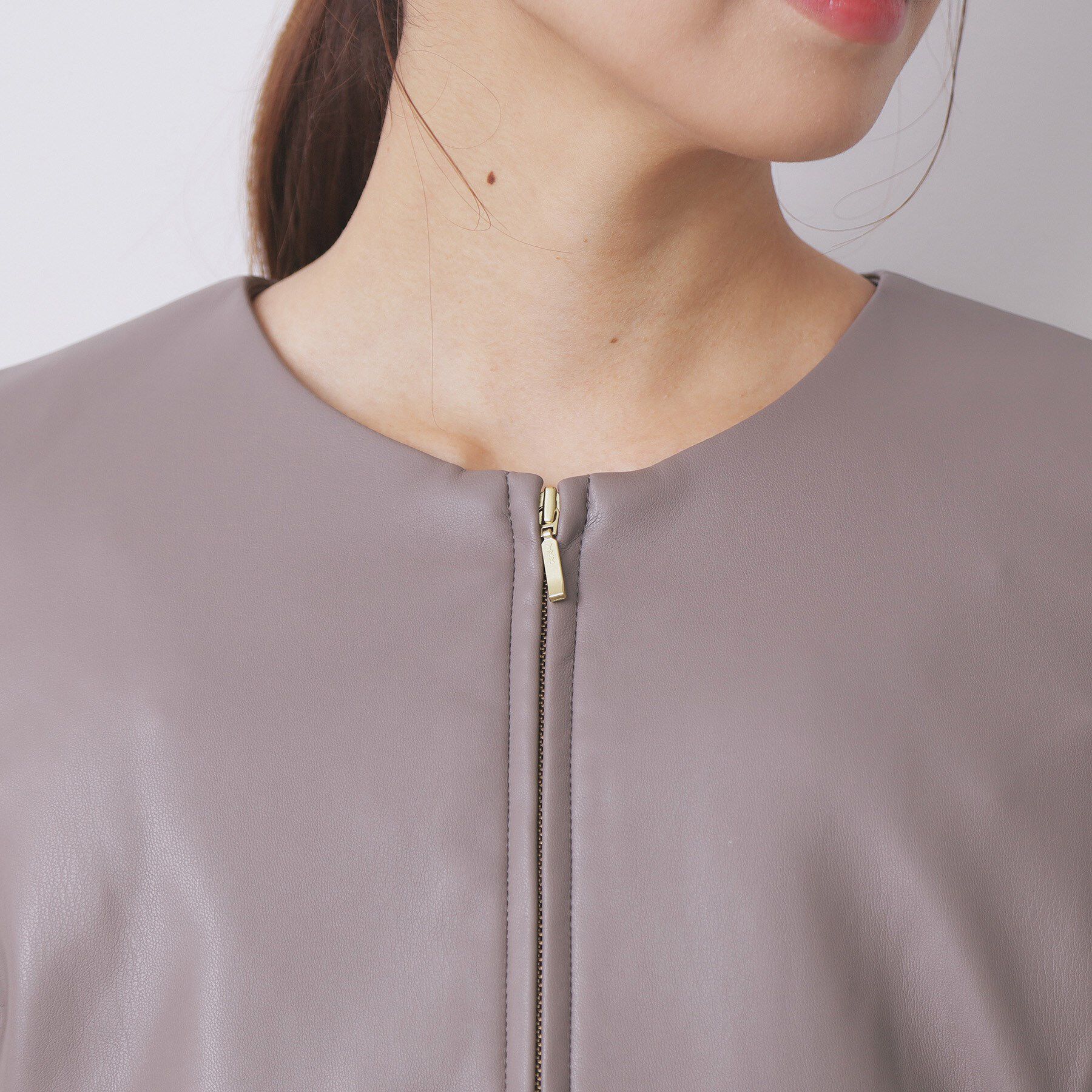 index「レザー調ストレッチペプラムジャケット【洗える】」|ノーカラージャケット|