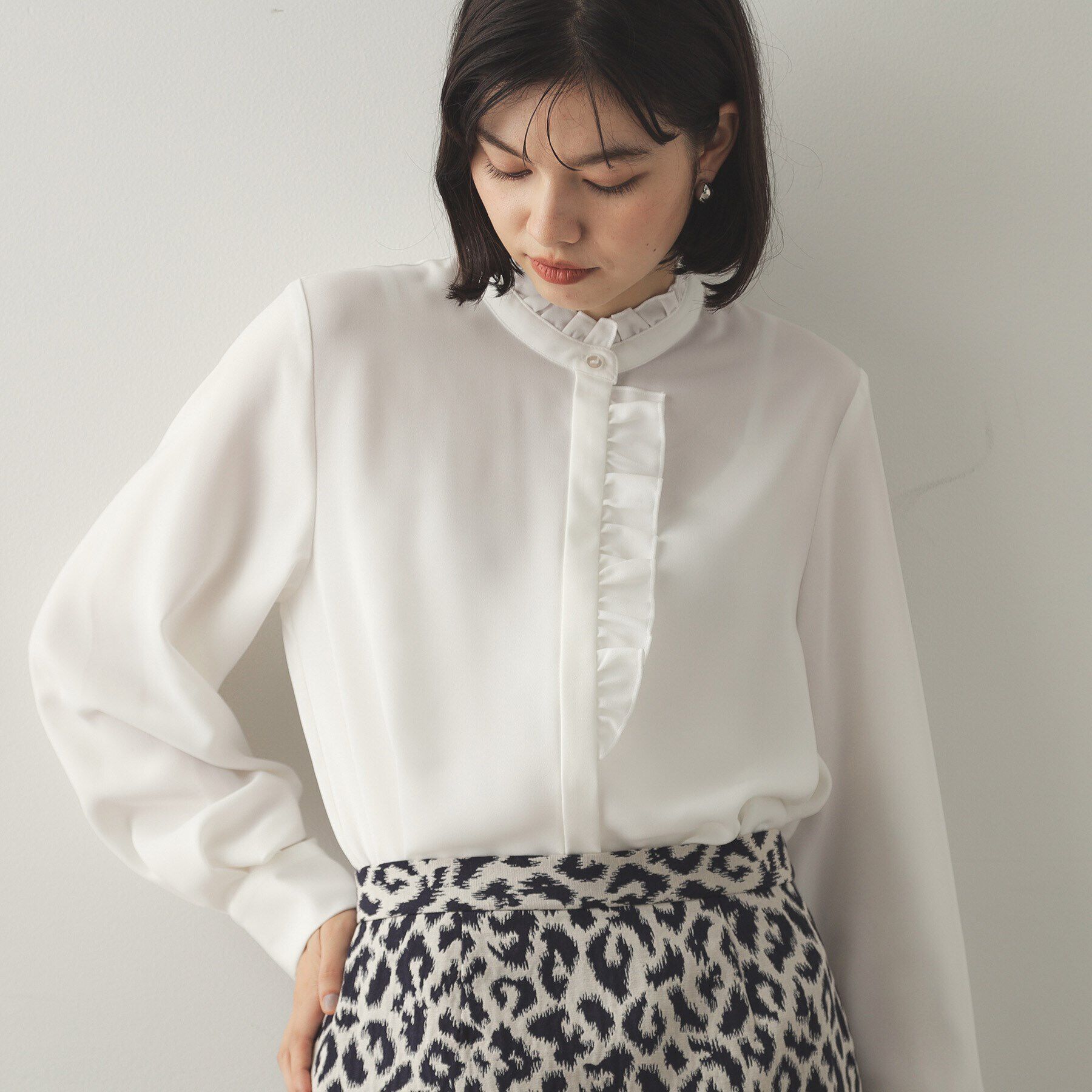 OPAQUE.CLIP「スタインドフリルブラウス【洗濯機洗い可】」|シャツ・ブラウス|ホワイト(001)