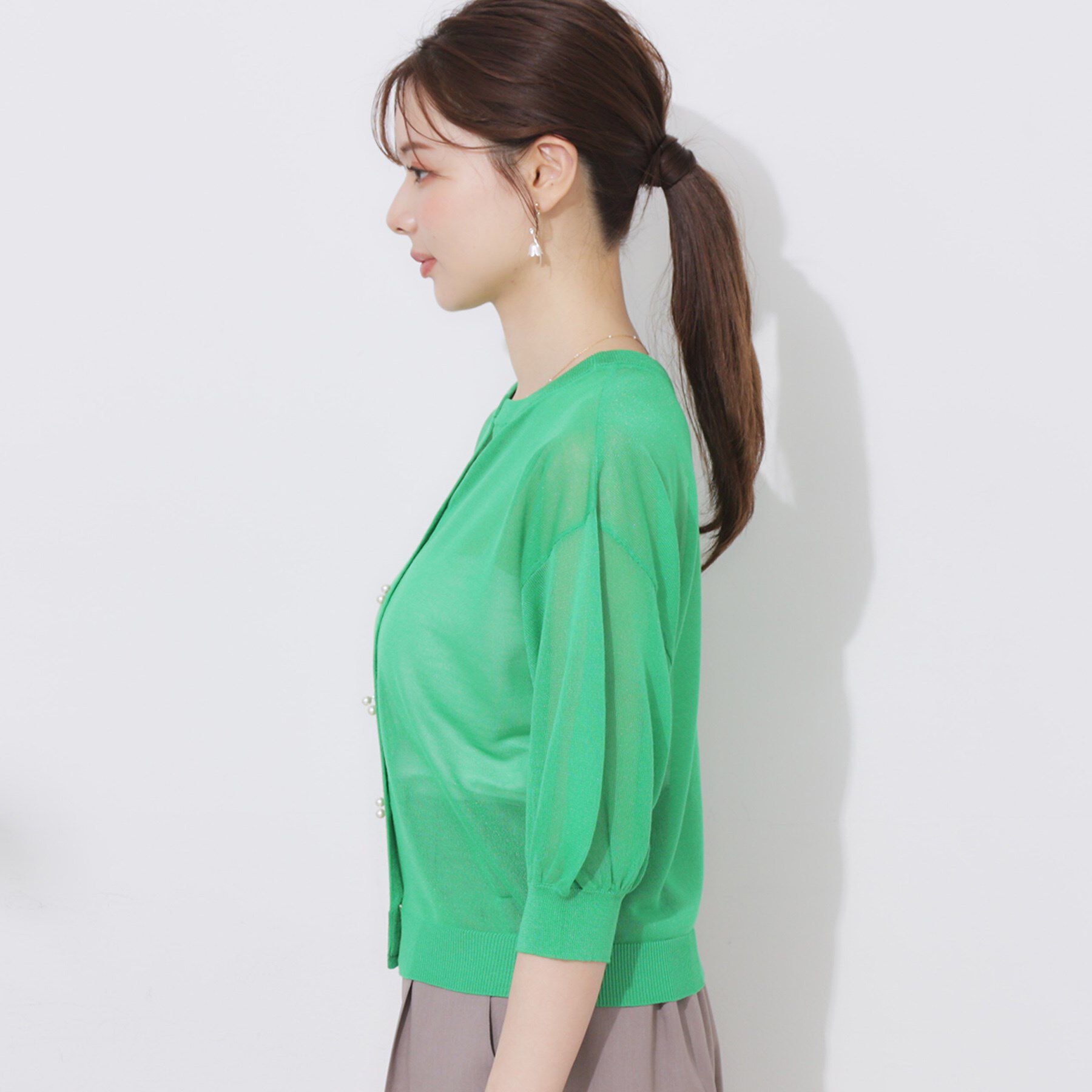 Couture broach「【前後2WAY・二の腕カバー】ダブルパール調釦5分袖シアーカーディガントップス」|カーディガン|