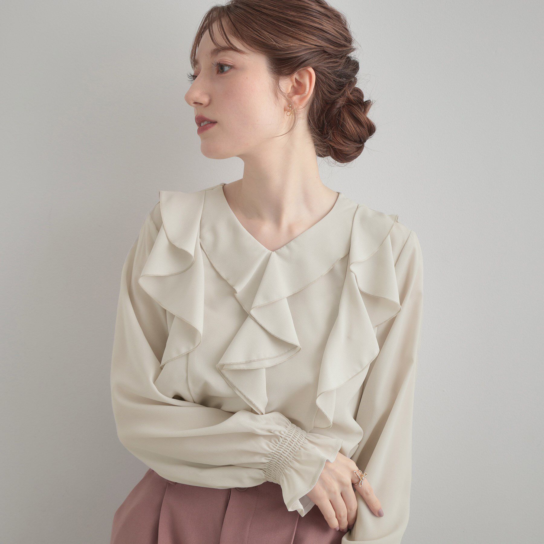 Couture broach「【大人可愛い・通勤】ラッフルフリルブラウス」|シャツ・ブラウス|ライトグレー(011