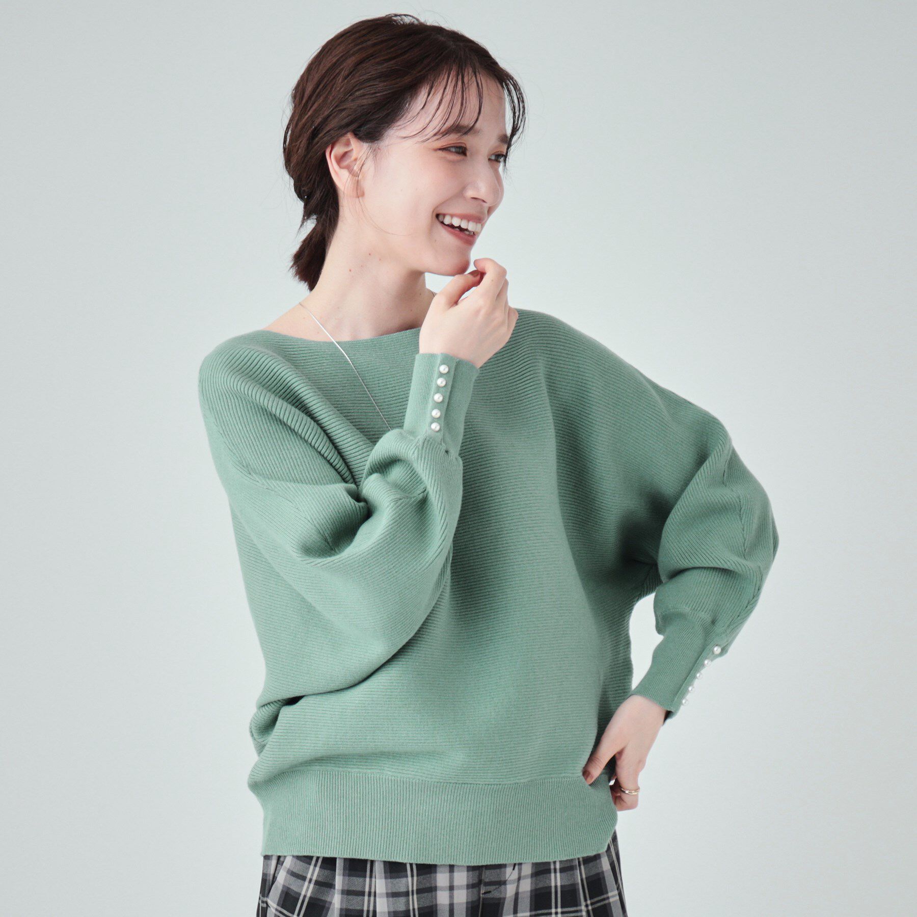 SHOO･LA･RUE「【高レビュー/洗える】優しく上品に リブドルマン お袖フェイクパールニット」|ニット・セーター|グリーン(022)