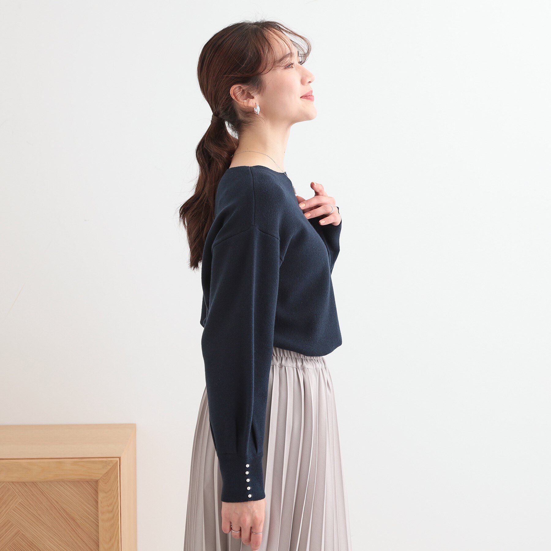 SHOO･LA･RUE「【洗える/S-LL】大人上品 お袖パール調ボタン付き ボートネックニット」|ニット・セーター|