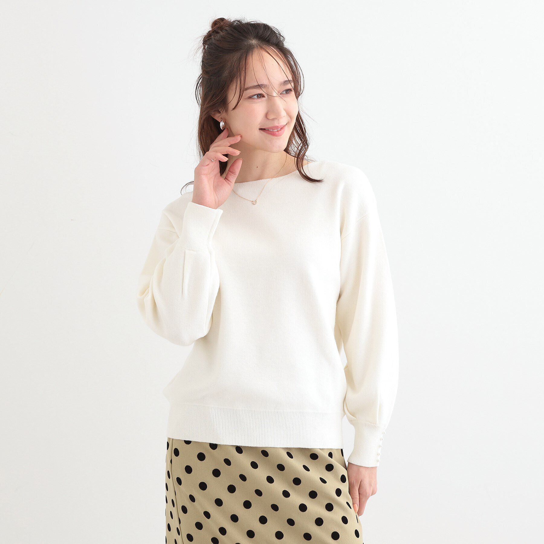 SHOO･LA･RUE「【洗える/S-LL】大人上品 お袖パール調ボタン付き ボートネックニット」|ニット・セーター|