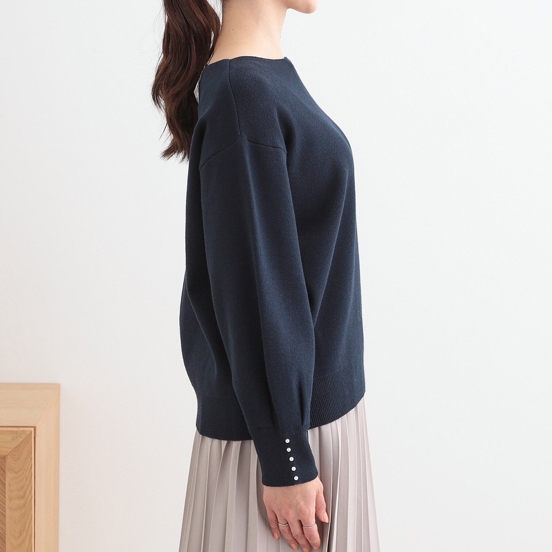 SHOO･LA･RUE「【洗える/S-LL】大人上品 お袖パール調ボタン付き ボートネックニット」|ニット・セーター|