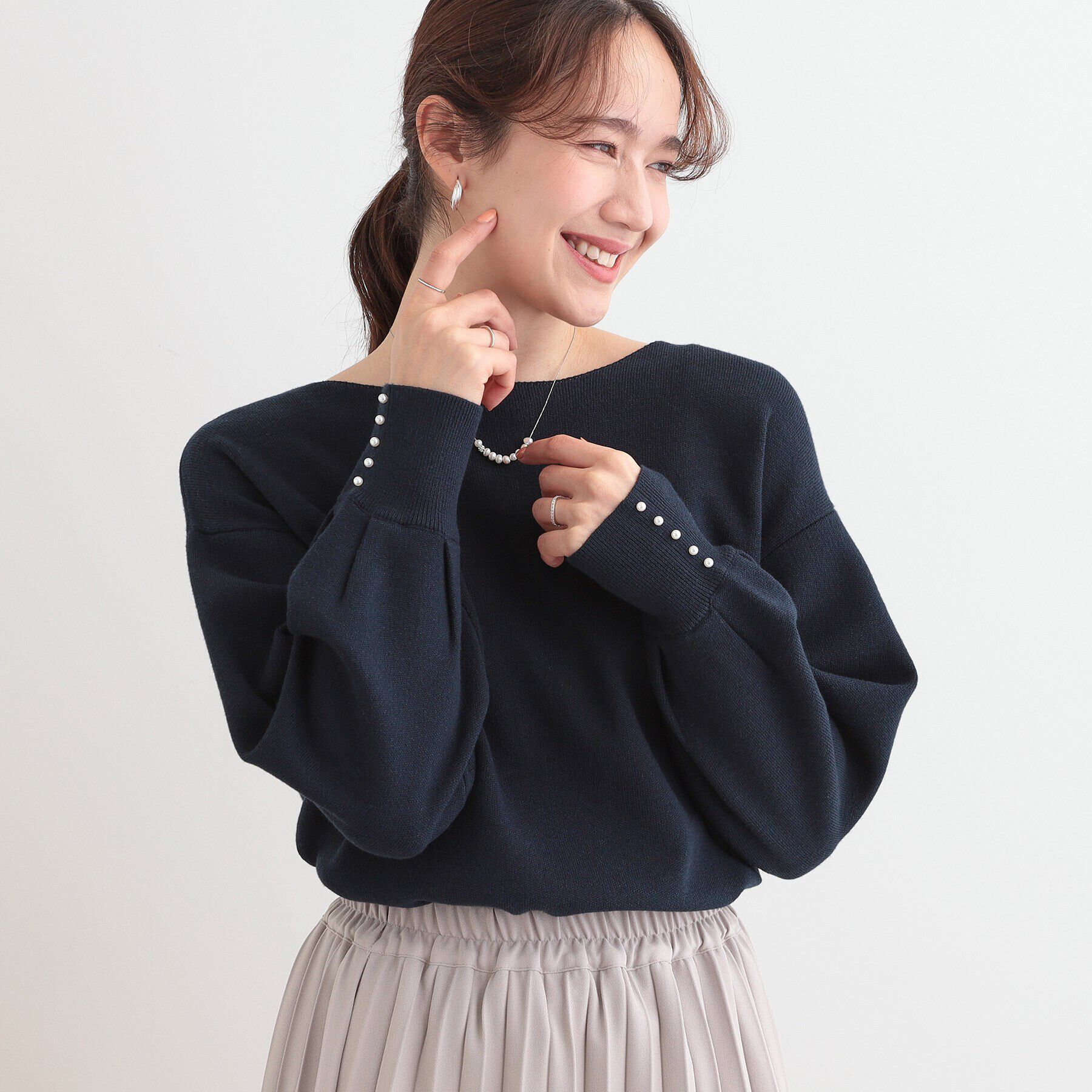 SHOO･LA･RUE「【洗える/S-LL】大人上品 お袖パール調ボタン付き ボートネックニット」|ニット・セーター|ネイビー(094)