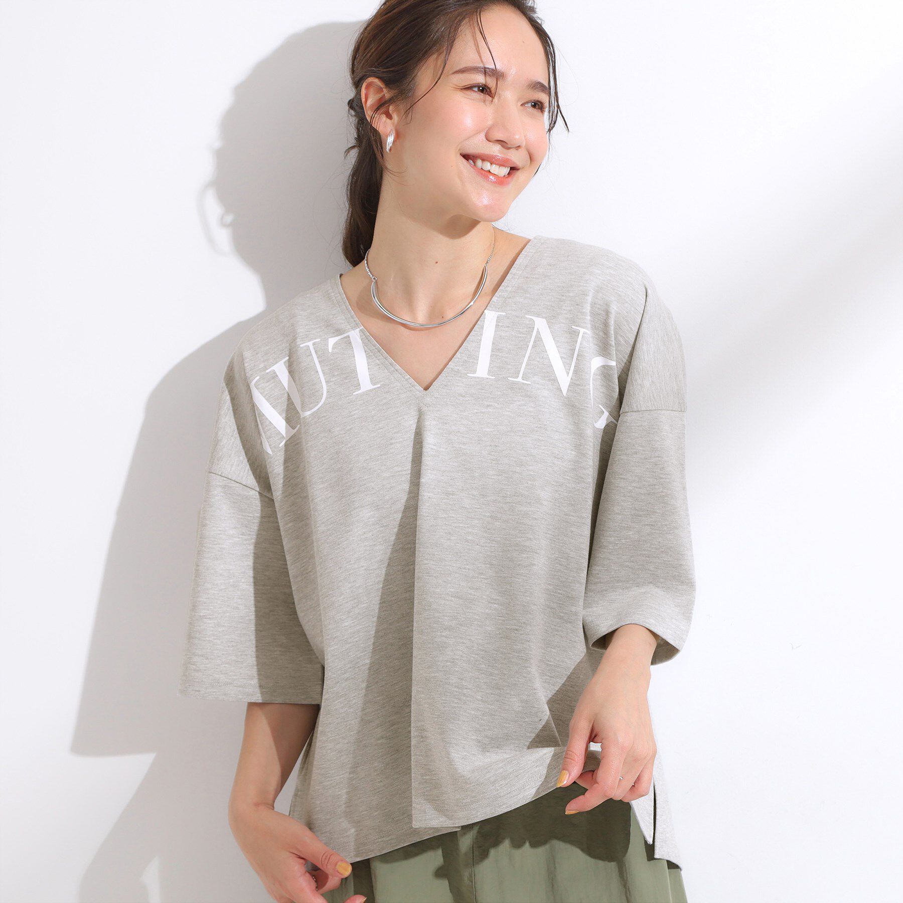 SHOO･LA･RUE「【洗える】Vネックですっきり見え ロゴトップス」|Tシャツ・カットソー|ライトグレー(011