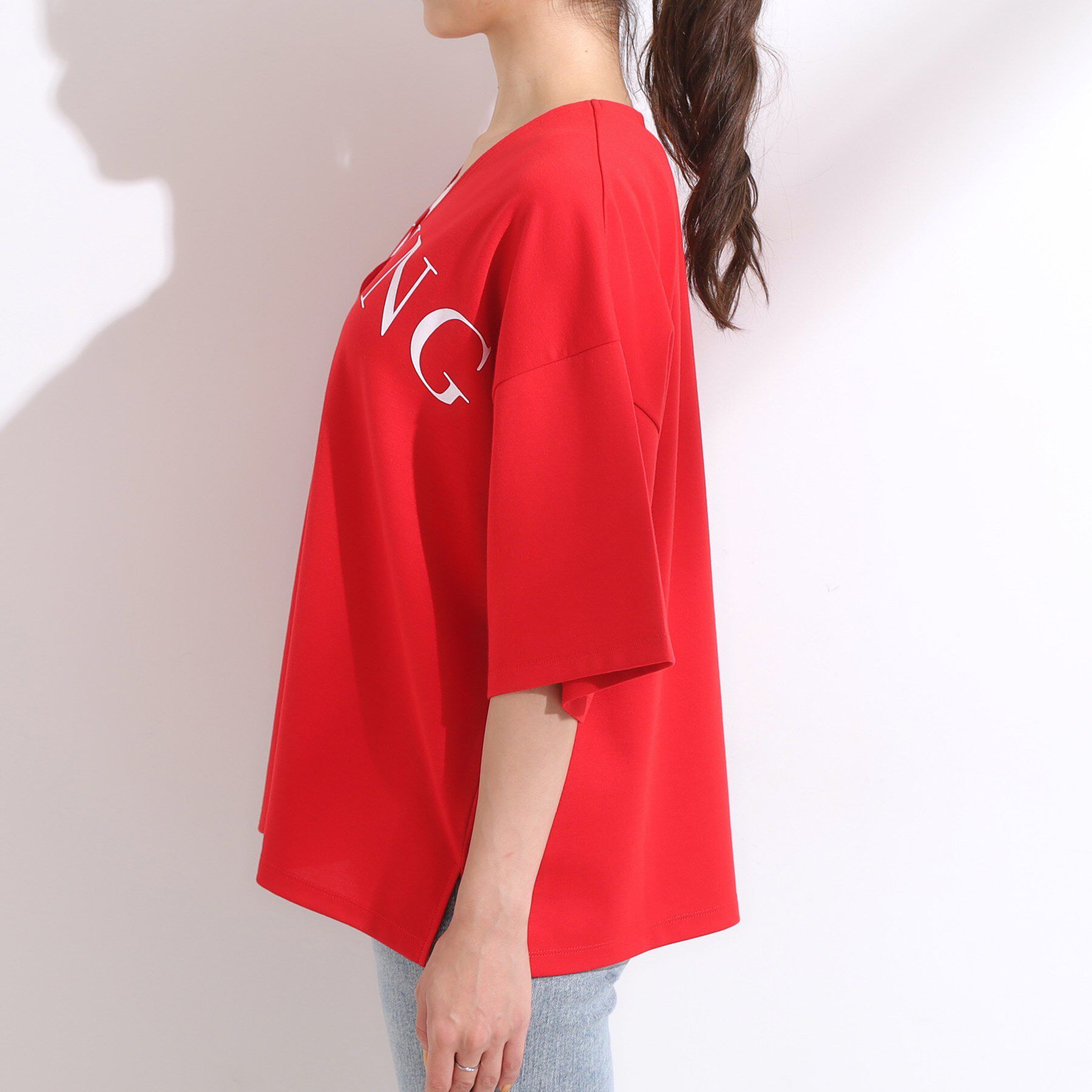 SHOO･LA･RUE「【洗える】Vネックですっきり見え ロゴトップス」|Tシャツ・カットソー|