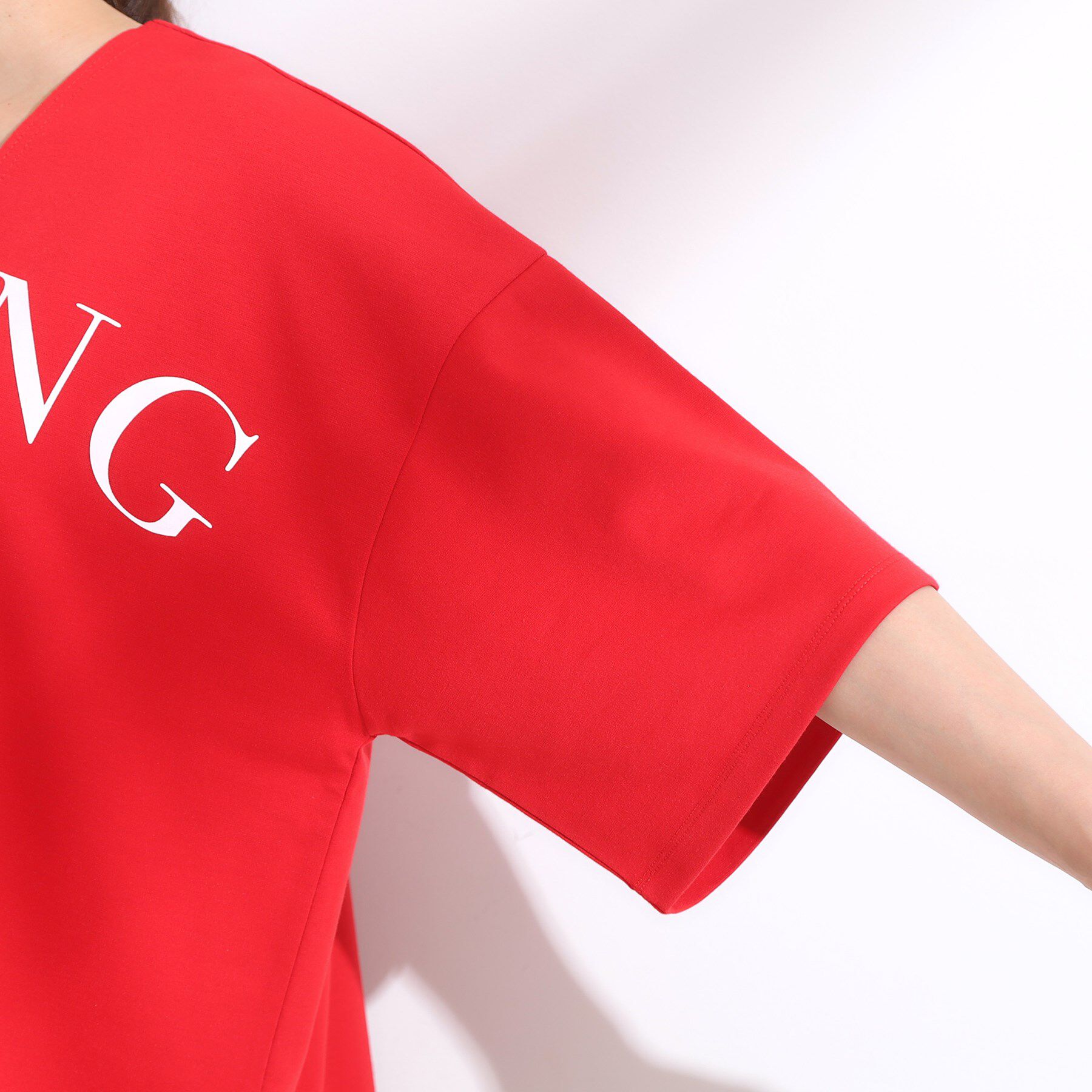 SHOO･LA･RUE「【洗える】Vネックですっきり見え ロゴトップス」|Tシャツ・カットソー|