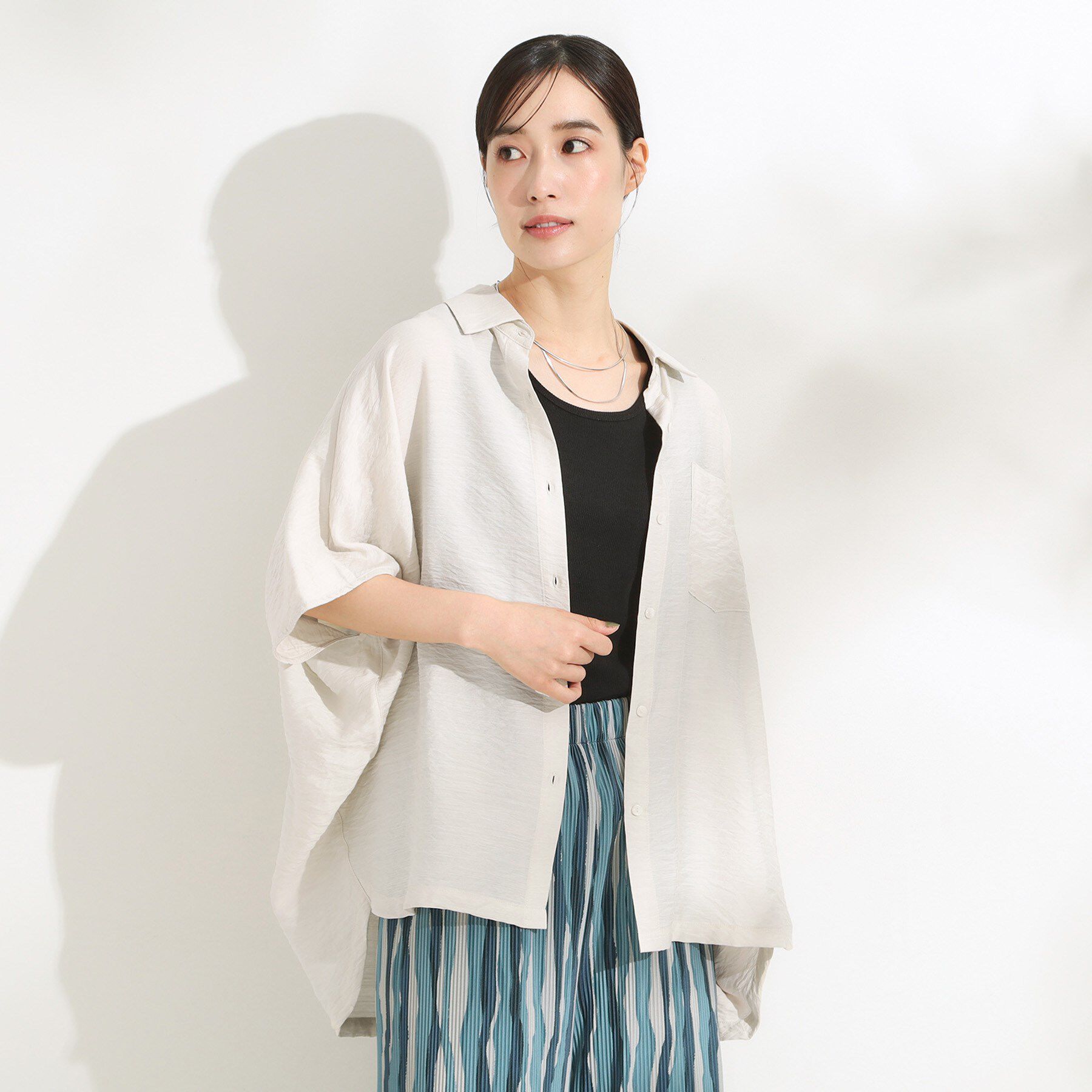 SHOO･LA･RUE「【洗える/S-LL/5分袖】季節の変わり目に さらさらドレープシャツ」|シャツ・ブラウス|