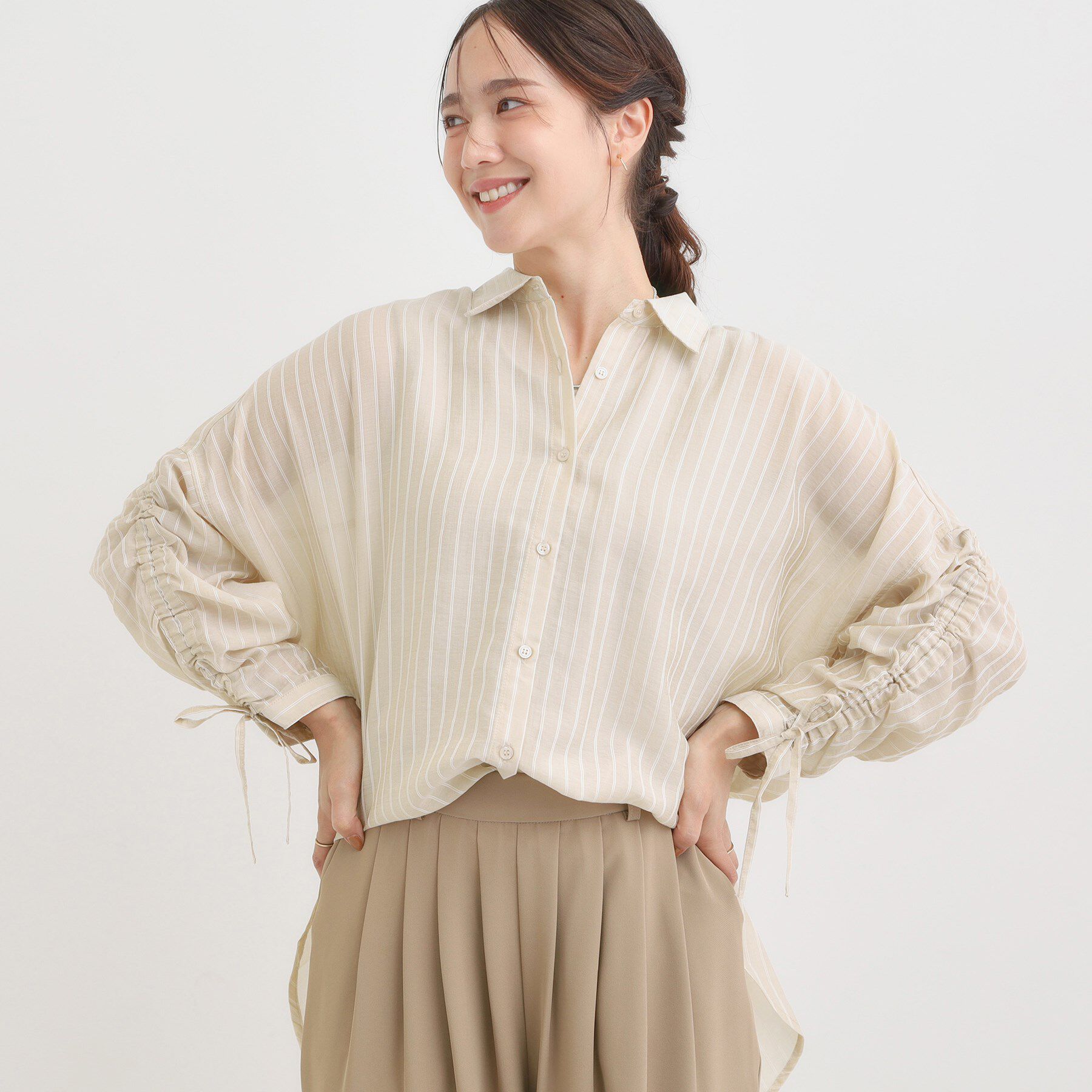 SHOO･LA･RUE「【S-LL/ひんやり】程よい透け感 ストライプ柄 お袖ギャザーデザインシャツ」|シャツ・ブラウス|ライトベージュ(35