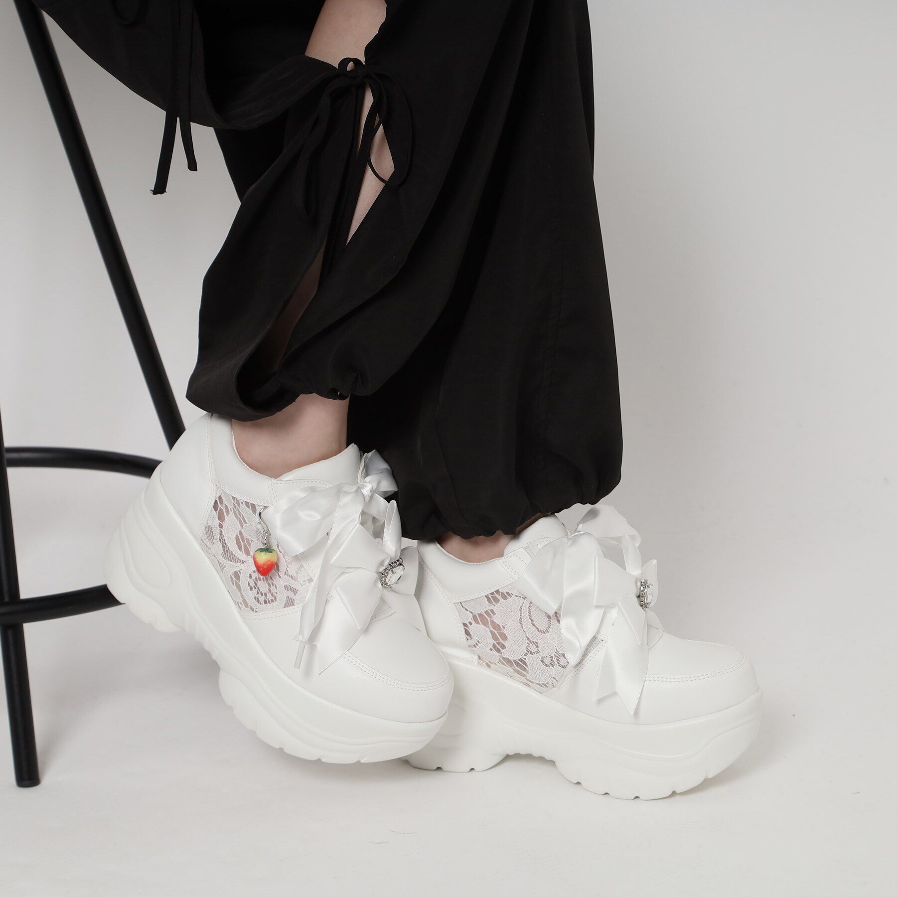 csT&P「取り外し自由♪マルチWAY厚底レースイチゴチャームスニーカー」|スニーカー|