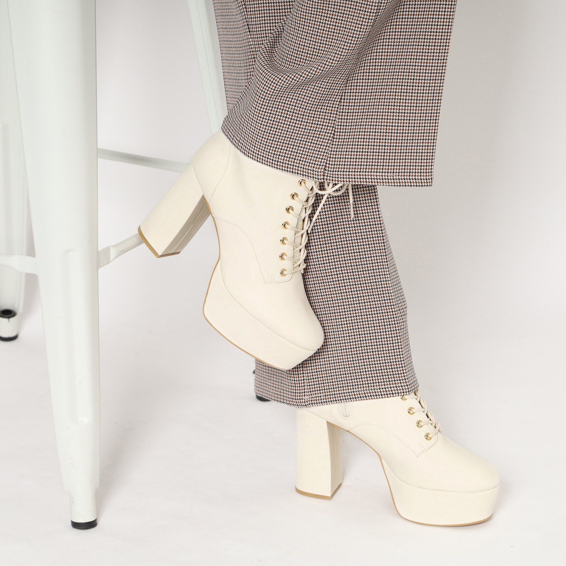 ESPERANZA「【ラク盛り／ショートブーツ】リピーター続出／脚長美脚　厚底レースアップブーツ」|ショートブーツ|