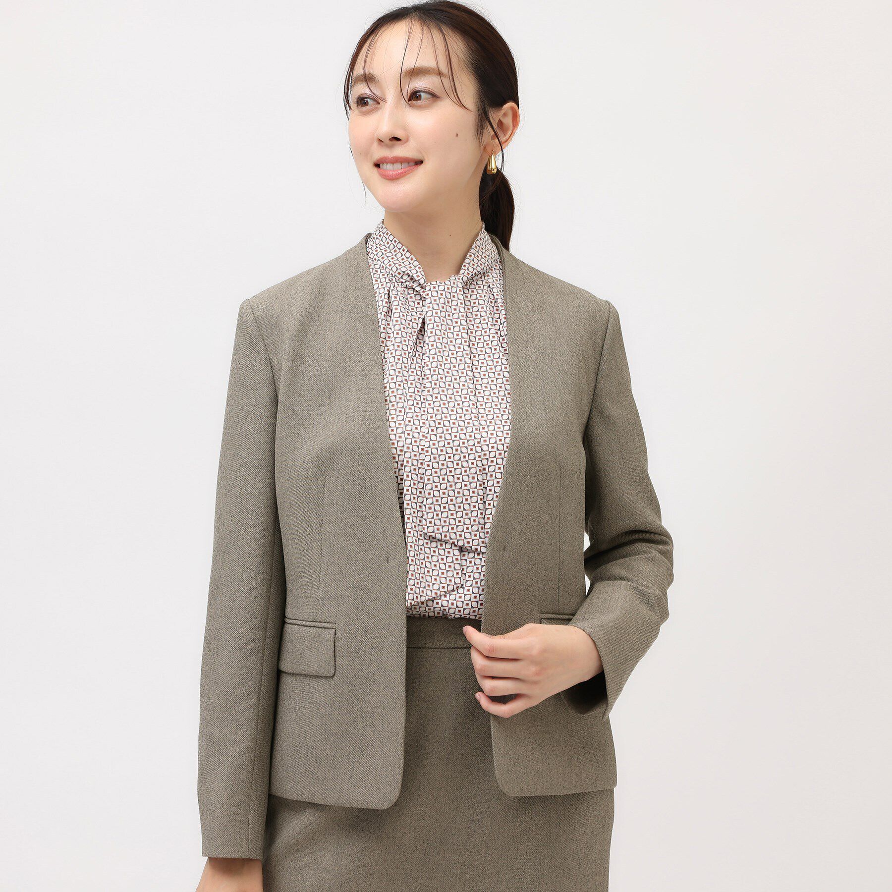 UNTITLED「【通勤スーツ/入卒/セレモニー】ウーステッドカルゼ カラーレスジャケット」|ノーカラージャケット|トープ(054)