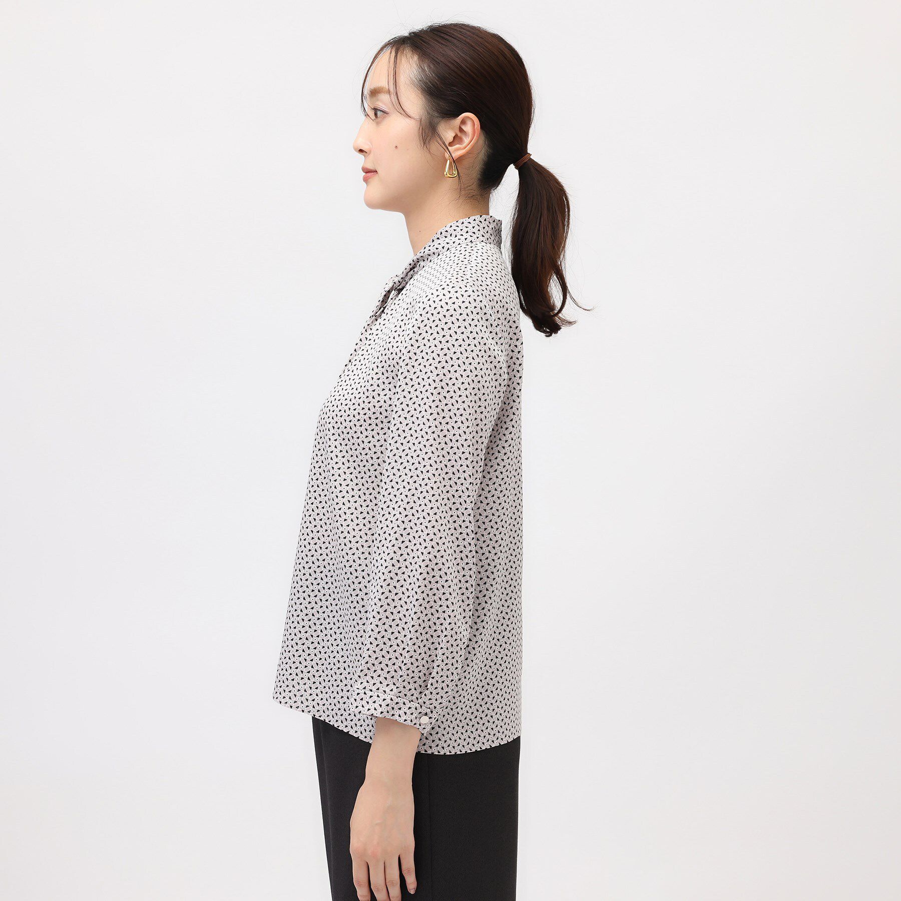 UNTITLED「【通勤スーツ/入卒/セレモニー】幾何柄ボウタイブラウス」|シャツ・ブラウス|