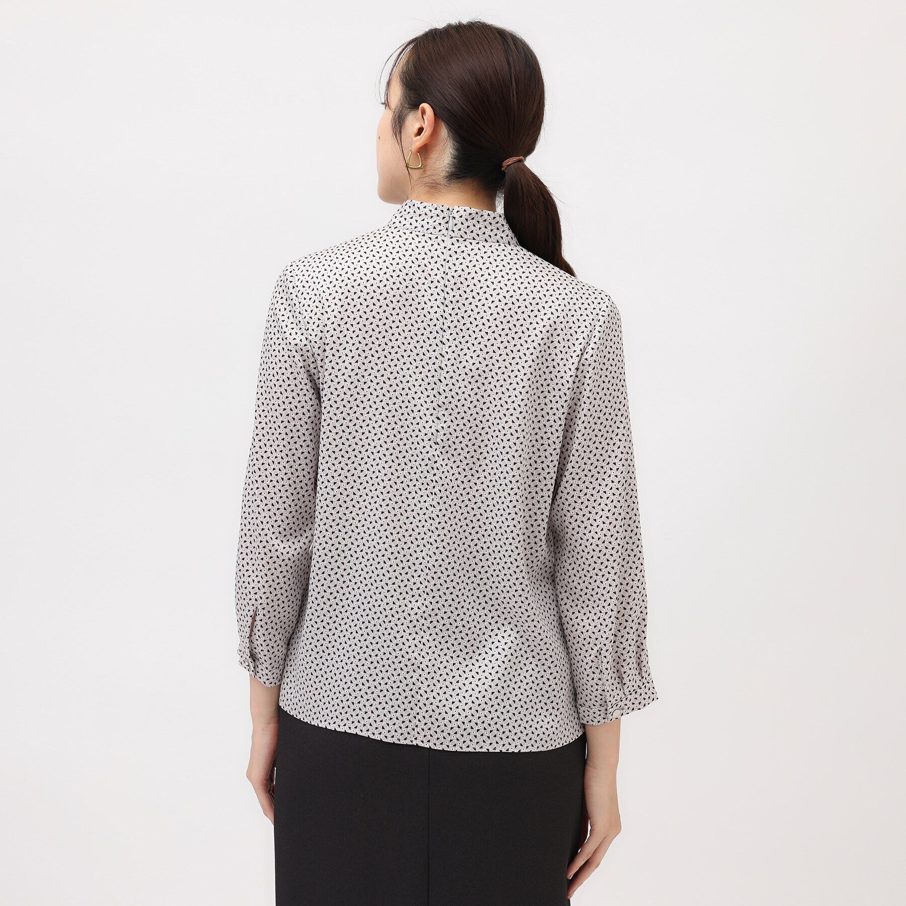 UNTITLED「【通勤スーツ/入卒/セレモニー】幾何柄ボウタイブラウス」|シャツ・ブラウス|