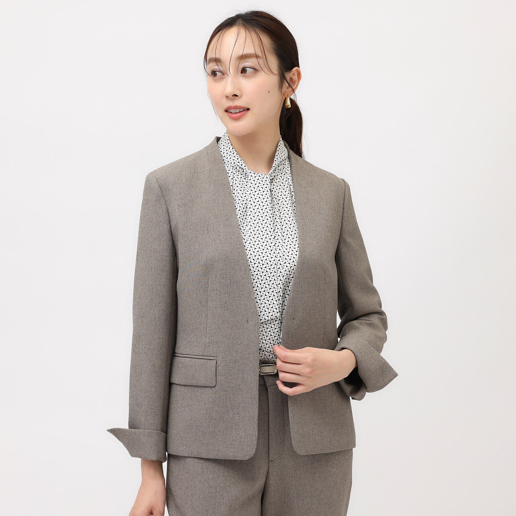 UNTITLED「【通勤スーツ/入卒/セレモニー】幾何柄ボウタイブラウス」|シャツ・ブラウス|