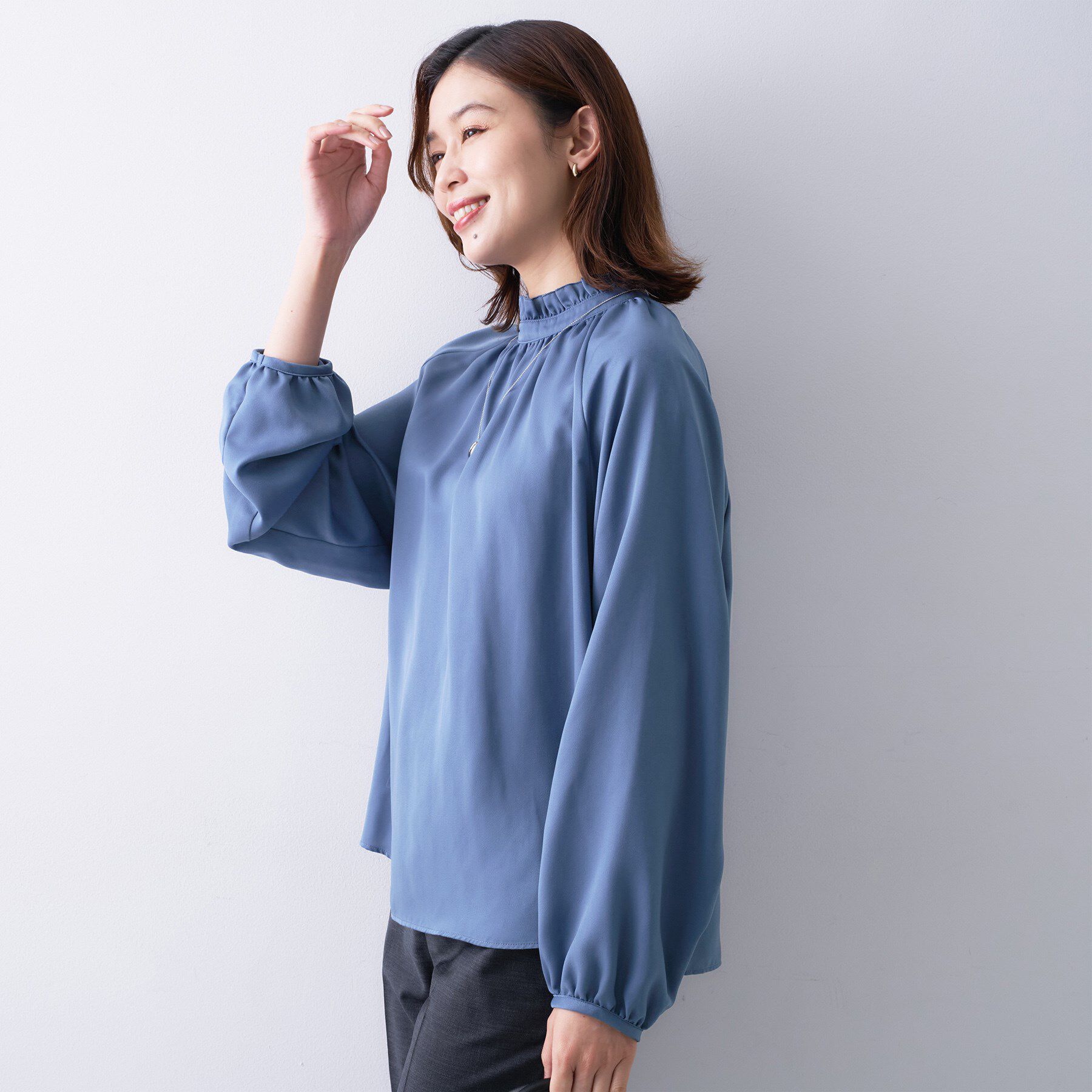 UNTITLED「【エレガント/お仕事着にも】スタンドフリルネック ブラウス」|シャツ・ブラウス|