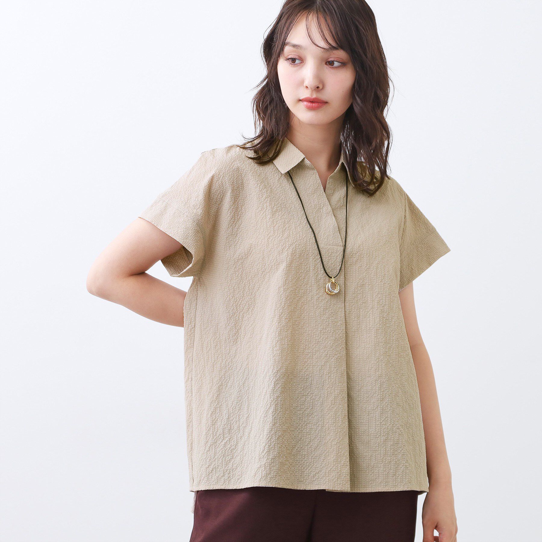 Reflect「【二の腕さりげなくカバー】シャツ衿オフボディブラウス」|シャツ・ブラウス|ベージュ(052)