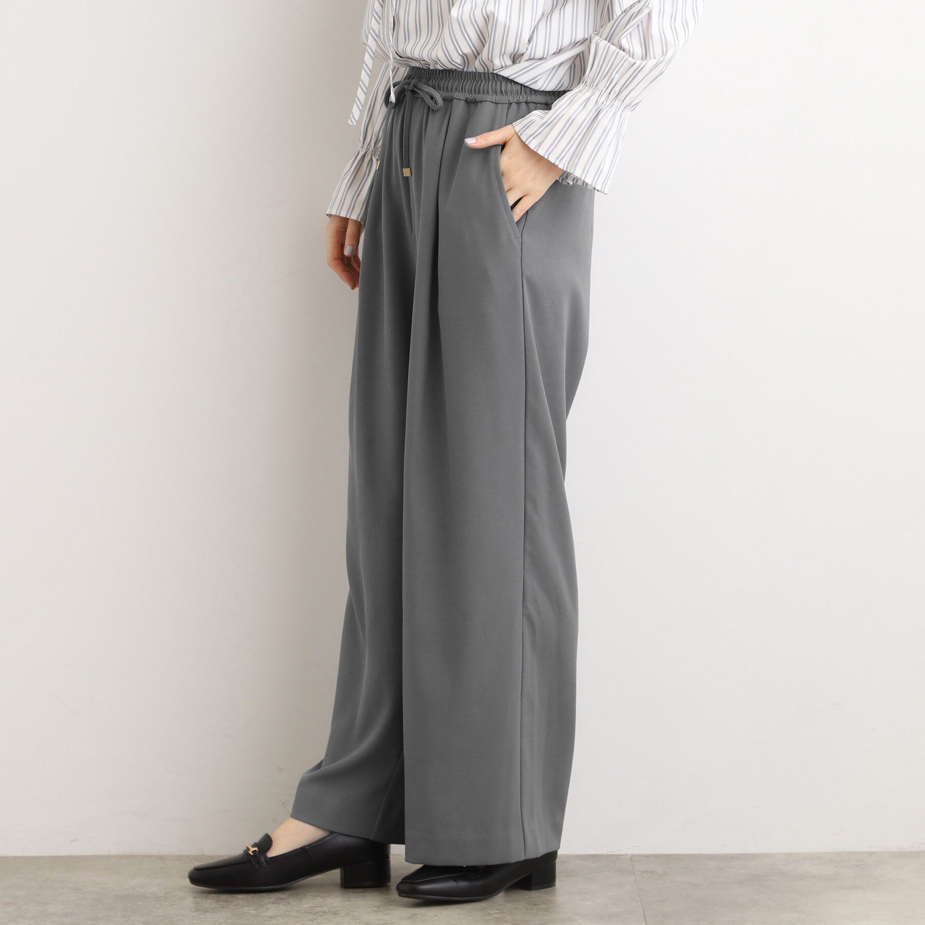 grove「きれい見えとリラックス感を両立。秋の大人カジュアルに効くイージーパンツ」|その他|