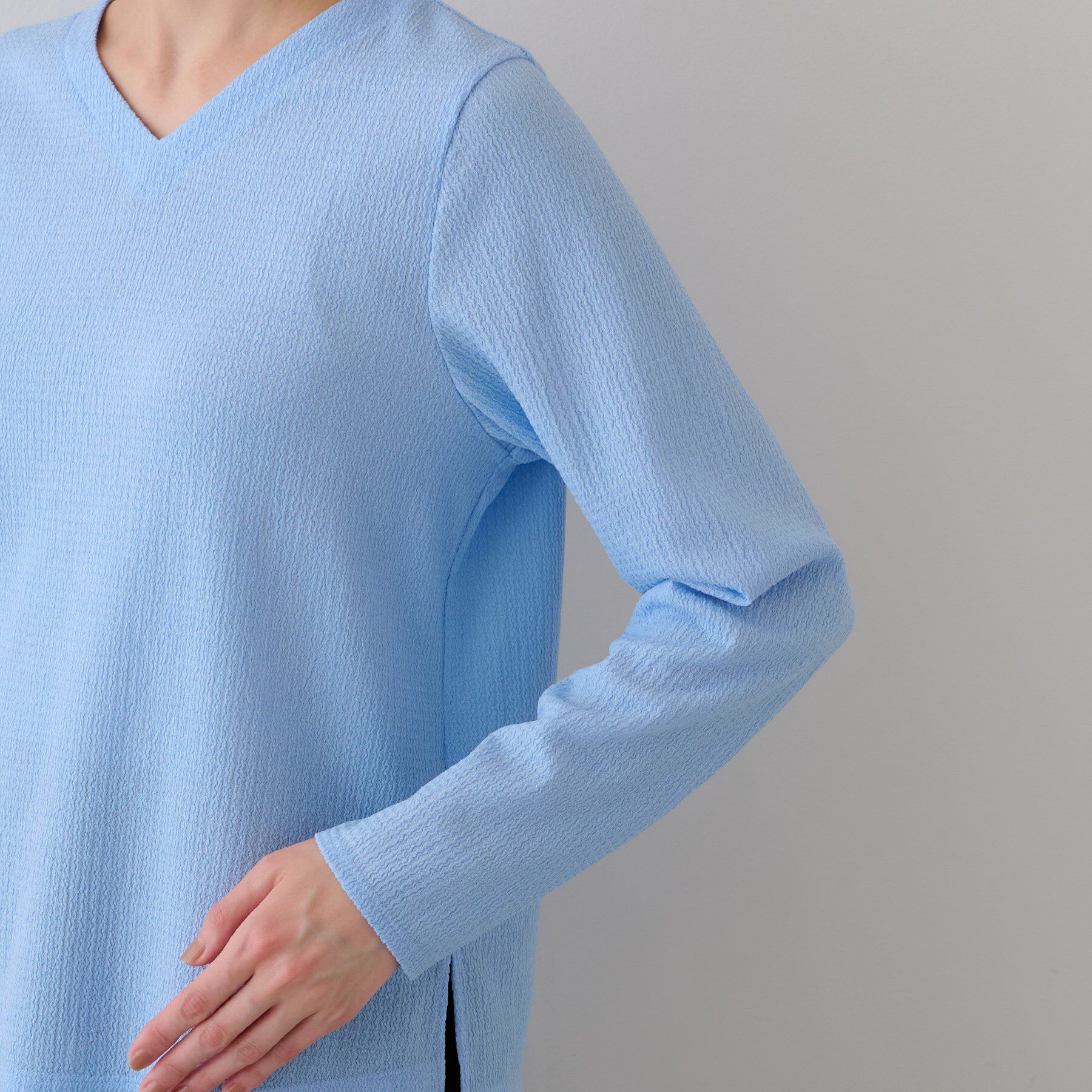 INDIVI「【洗える／凹凸素材】Vネックカットソートップス」|Tシャツ・カットソー|