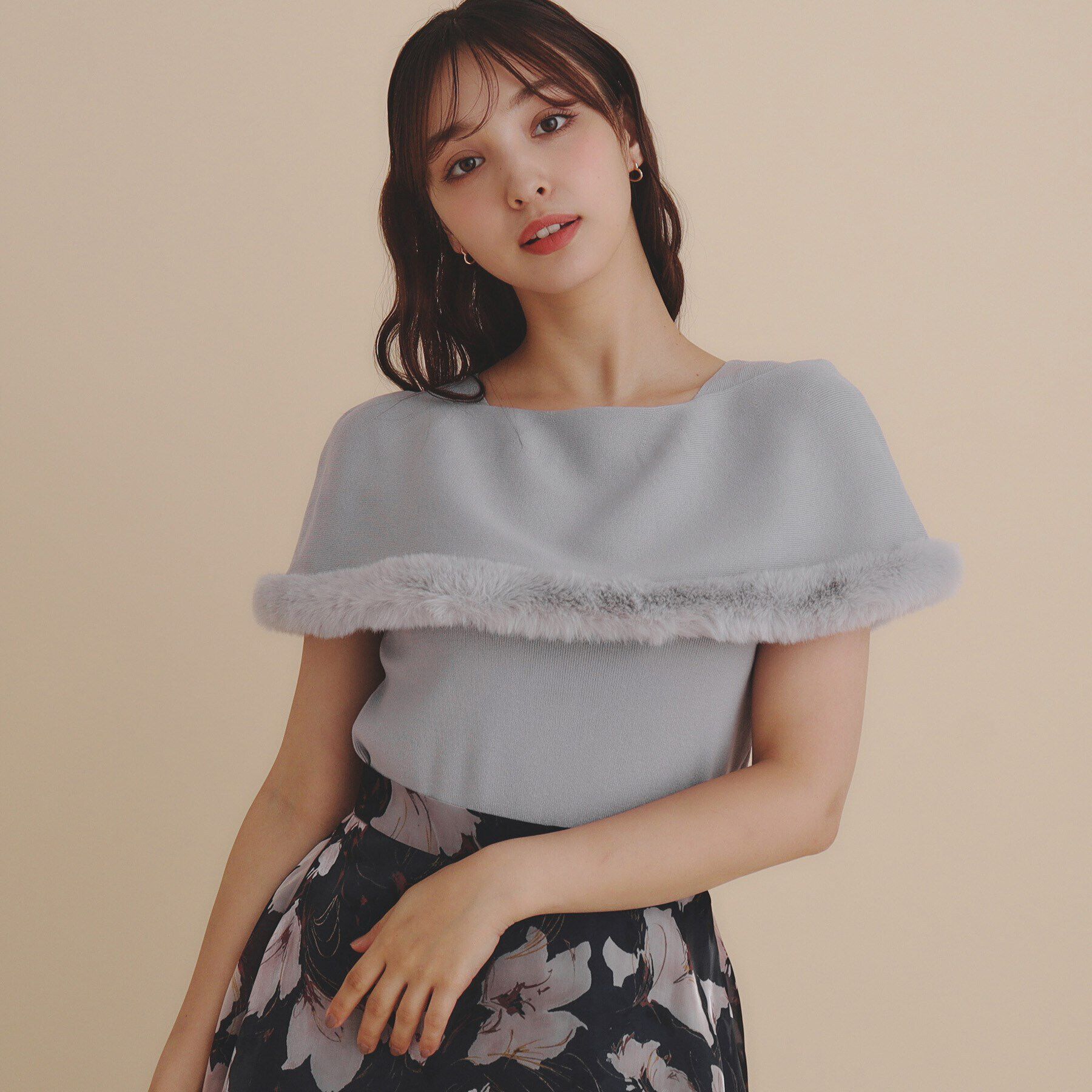 index「《美人百花掲載》ファートリミングケープニット【洗濯機洗い可】」|ニット・セーター|ブルー(091)