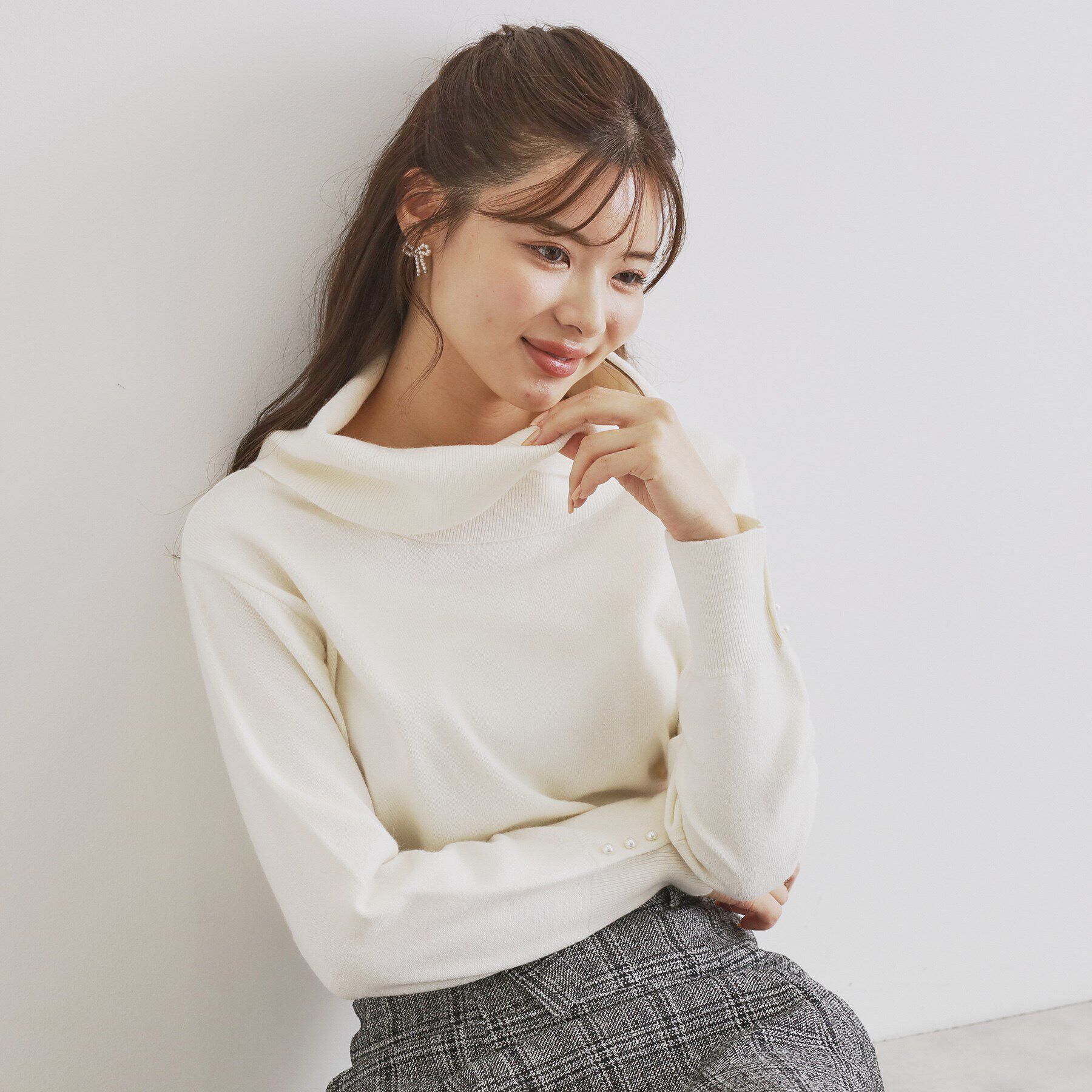 index「《8color/XS-LLsize》パール調ボタン付きオフタートルニット【洗濯機洗い可】」|ニット・セーター|オフホワイト(003