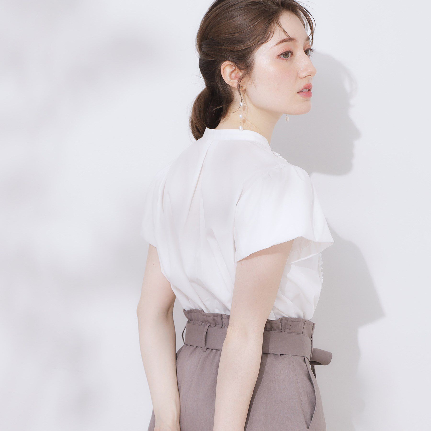 Couture broach「【大人フェミニン・華奢見え・通勤】フロントフリルシャツ」|シャツ・ブラウス|