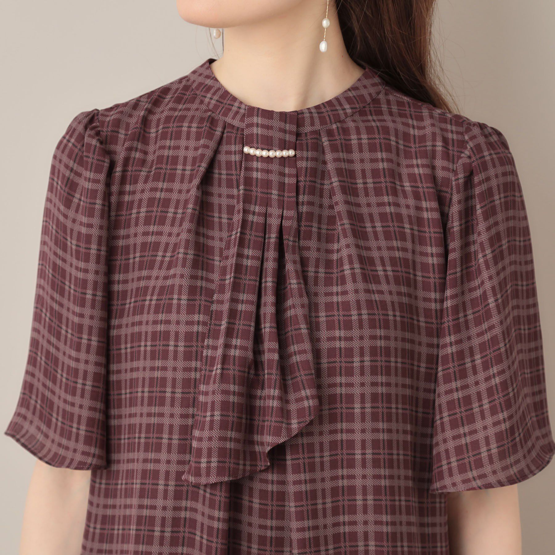 Couture broach「【着映え・5分袖・通勤】パール調タイチェックプリントブラウス」|シャツ・ブラウス|