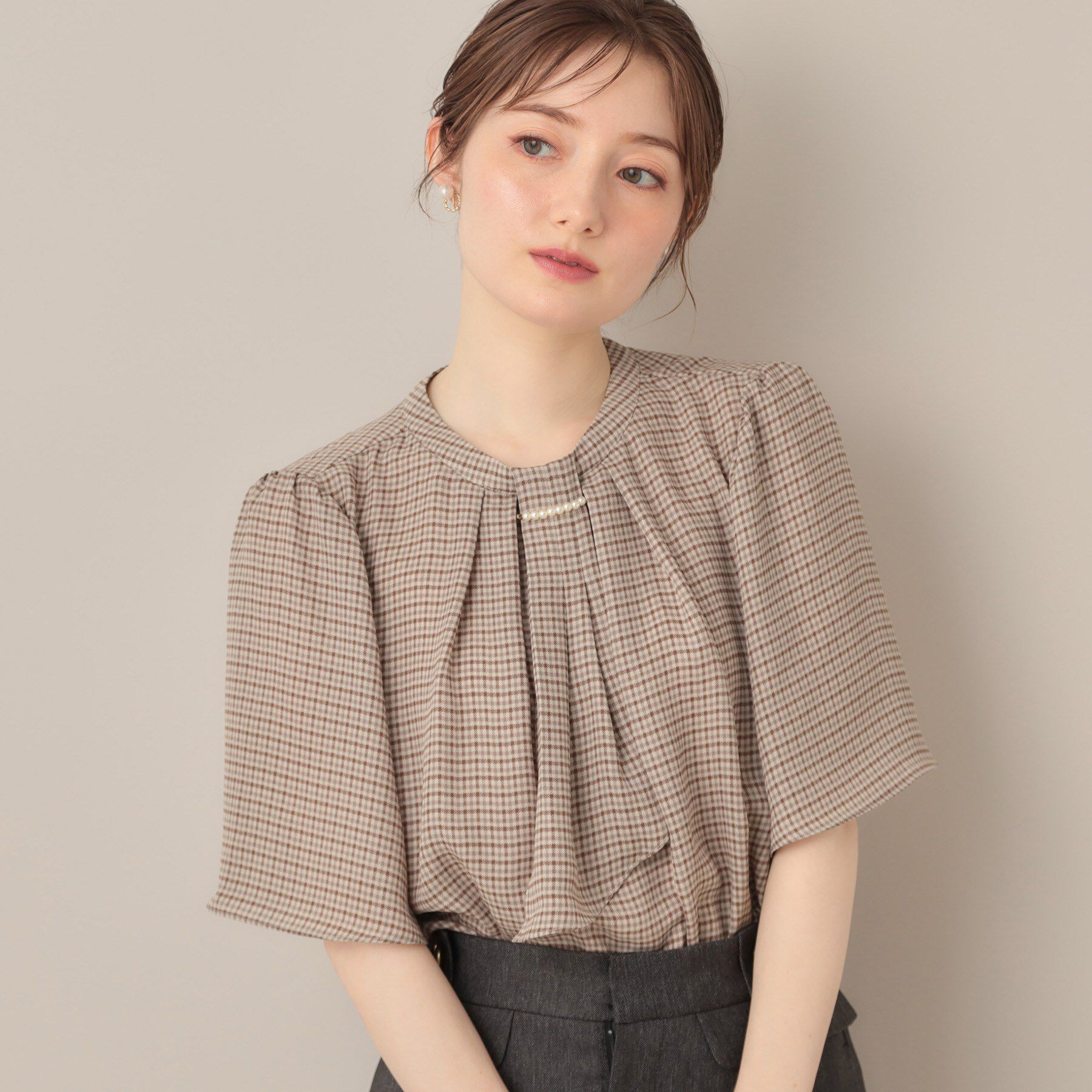 Couture broach「【着映え・5分袖・通勤】パール調タイチェックプリントブラウス」|シャツ・ブラウス|