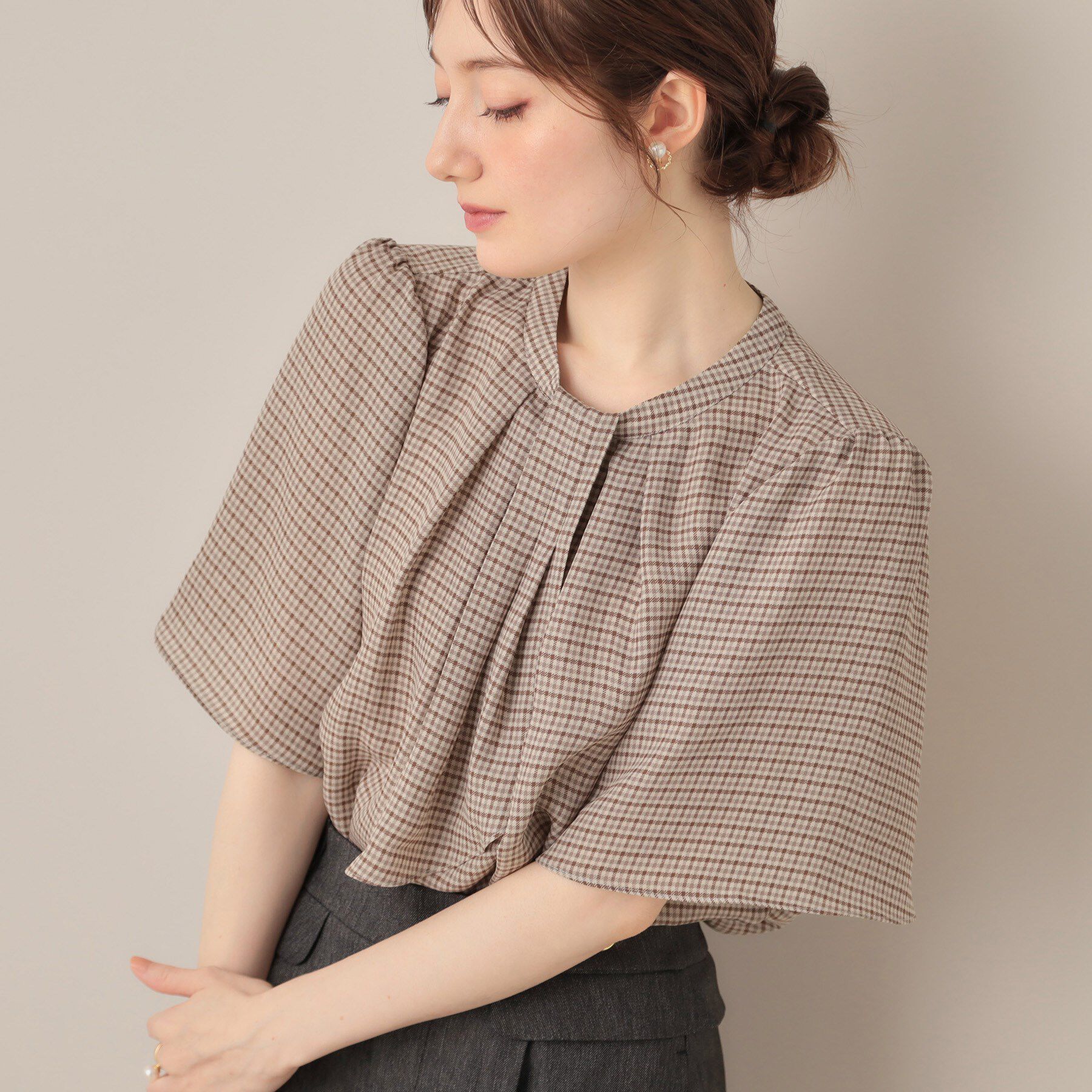 Couture broach「【着映え・5分袖・通勤】パール調タイチェックプリントブラウス」|シャツ・ブラウス|