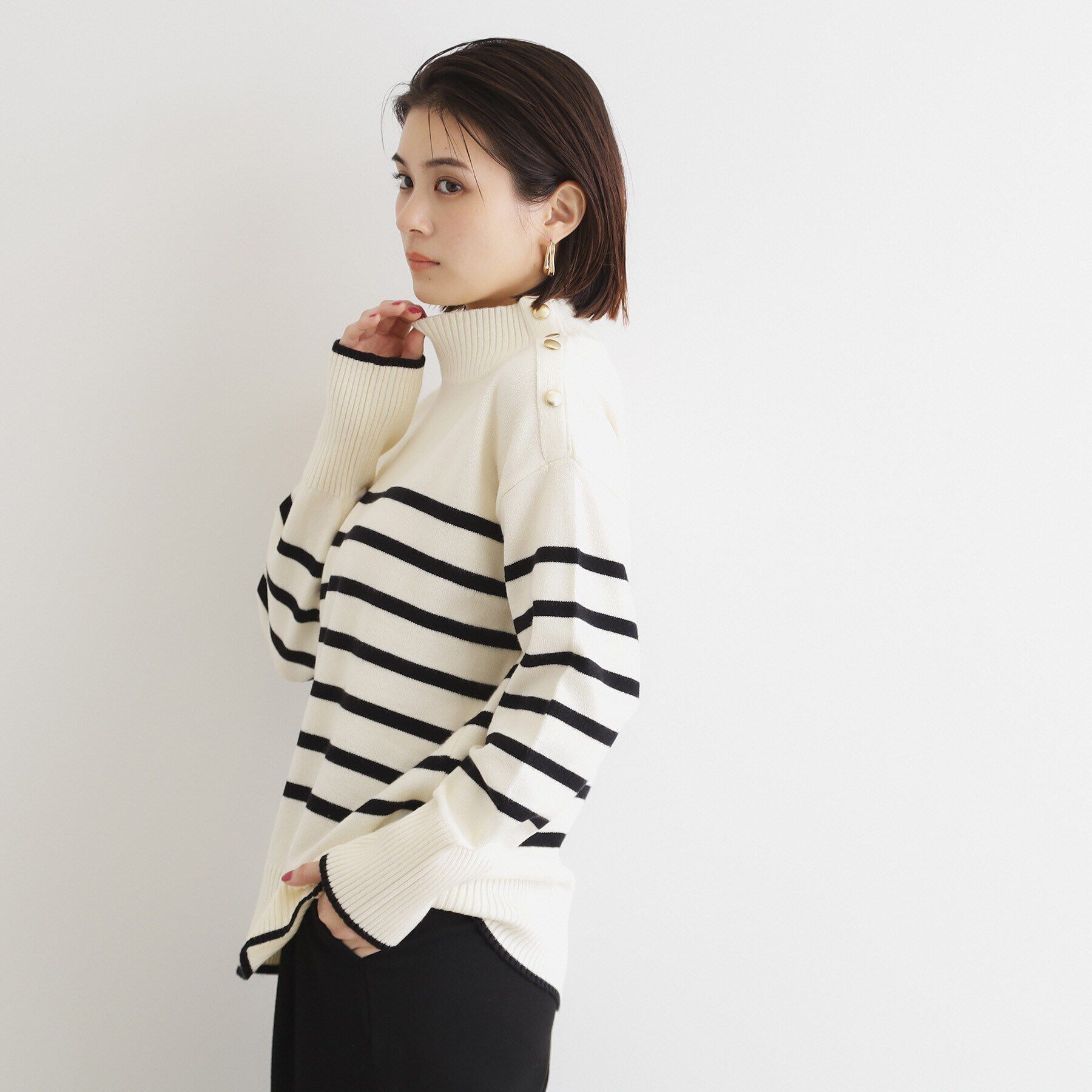 THE SHOP TK「【毛玉になりにくい／静電気防止】配色肩ボタンハイネックニット／洗える」|ニット・セーター|