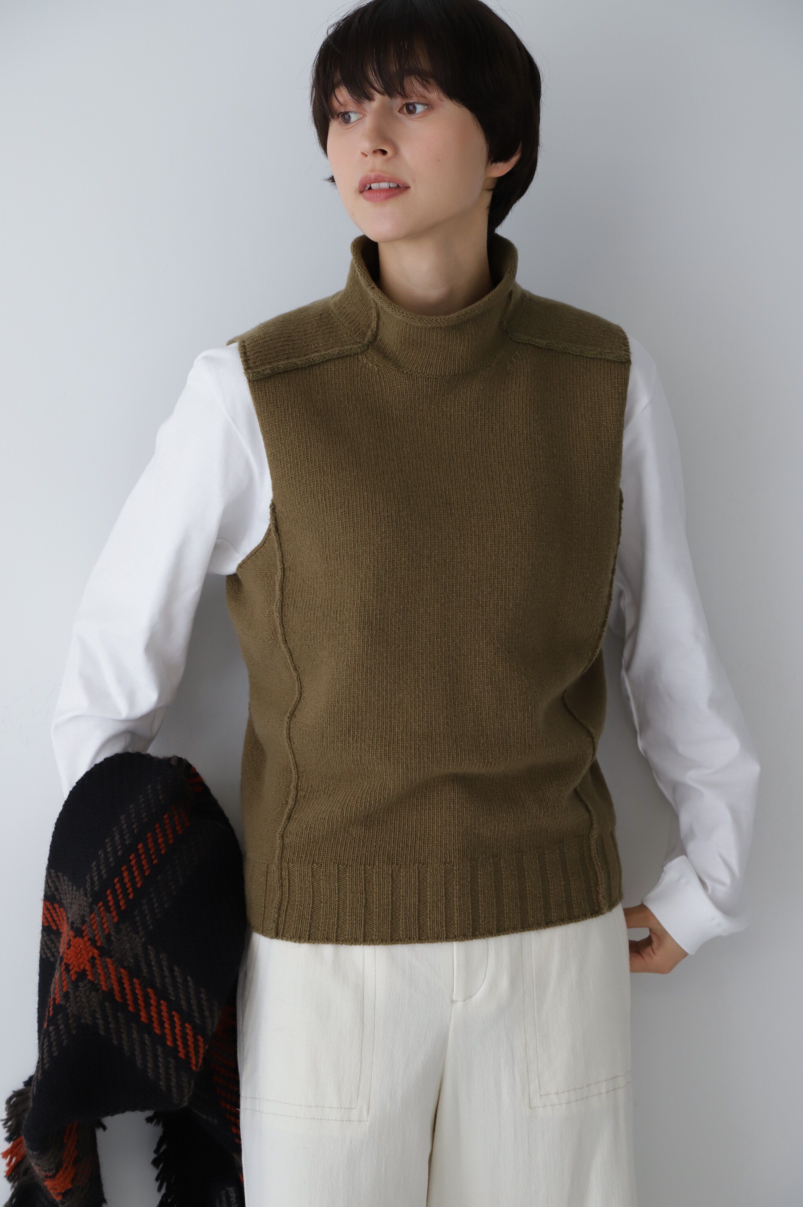 「◆アウトリンキングハイネックベスト」|ニット・セーター|カーキ