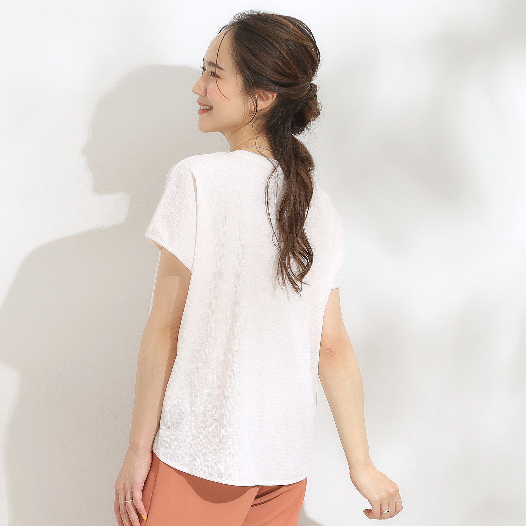 SHOO･LA･RUE「【S-LL】ブラウス見えする 軽やかな着心地の しぼしぼトップス」|Tシャツ・カットソー|