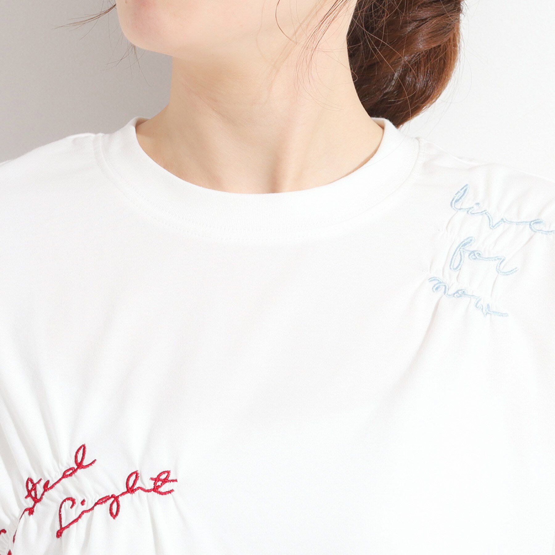 SHOO･LA･RUE「【ひんやり】大人のカジュアルスタイルに レタリング刺繍Tシャツ」|Tシャツ・カットソー|