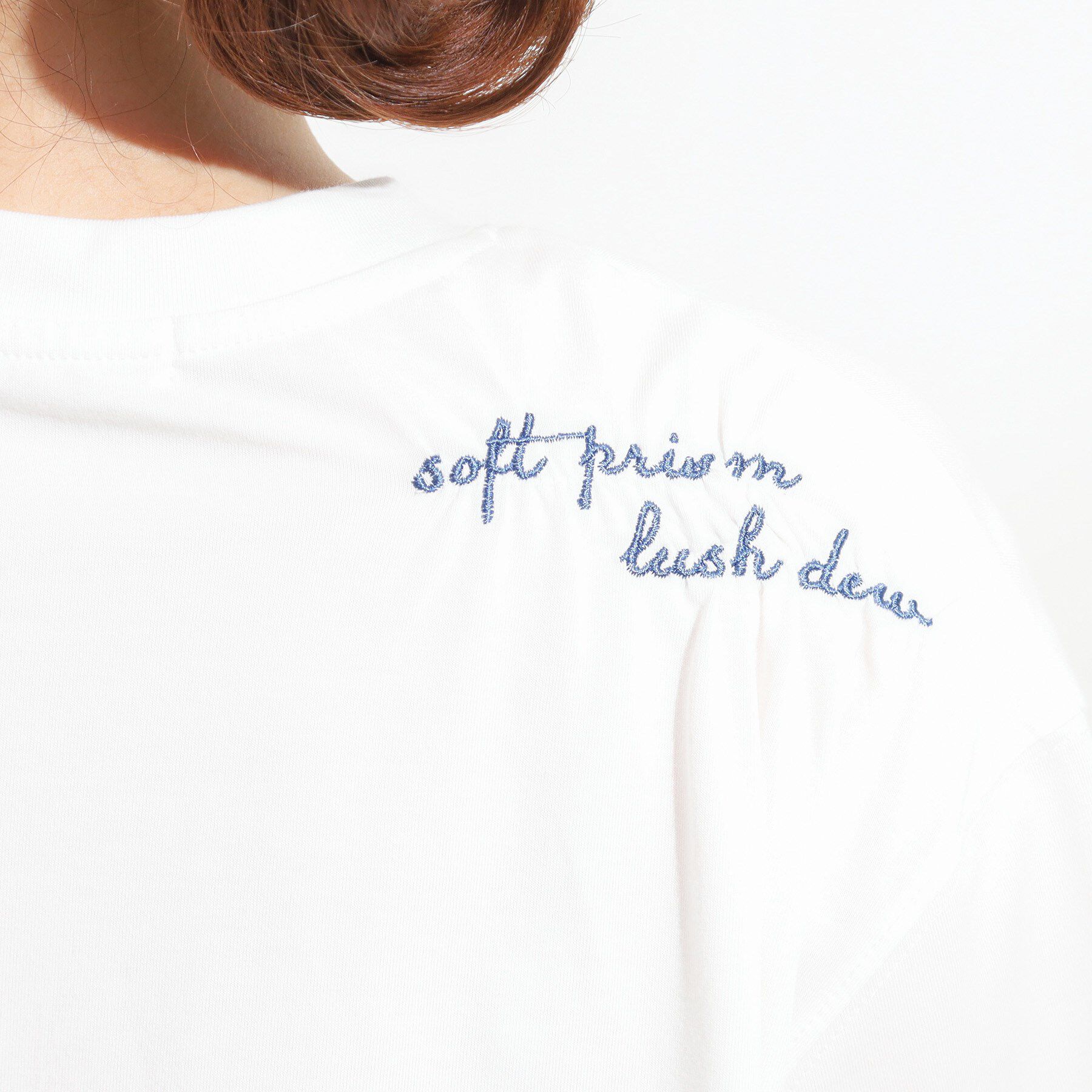 SHOO･LA･RUE「【ひんやり】大人のカジュアルスタイルに レタリング刺繍Tシャツ」|Tシャツ・カットソー|