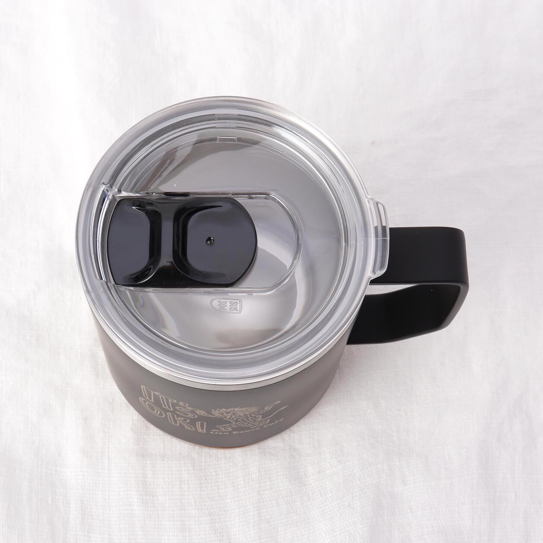 212 KITCHEN STORE「蓋つきカフェマグ　ライオンダンス BK」|グラス・マグカップ|