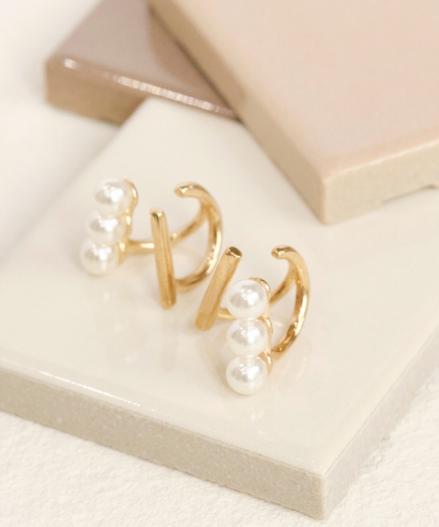 Phoebe「【シリーズ累計販売15000点突破！】ダブルデコレイトカフイヤリング　ゴールド」|イヤリング|