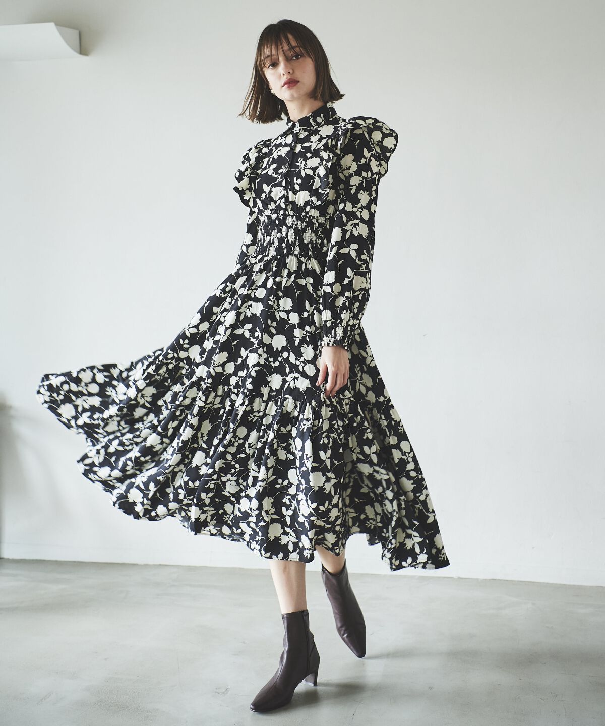 アンドクチュール「ワンカラーフラワーシャーリングワンピース」|ワンピース|ブラック