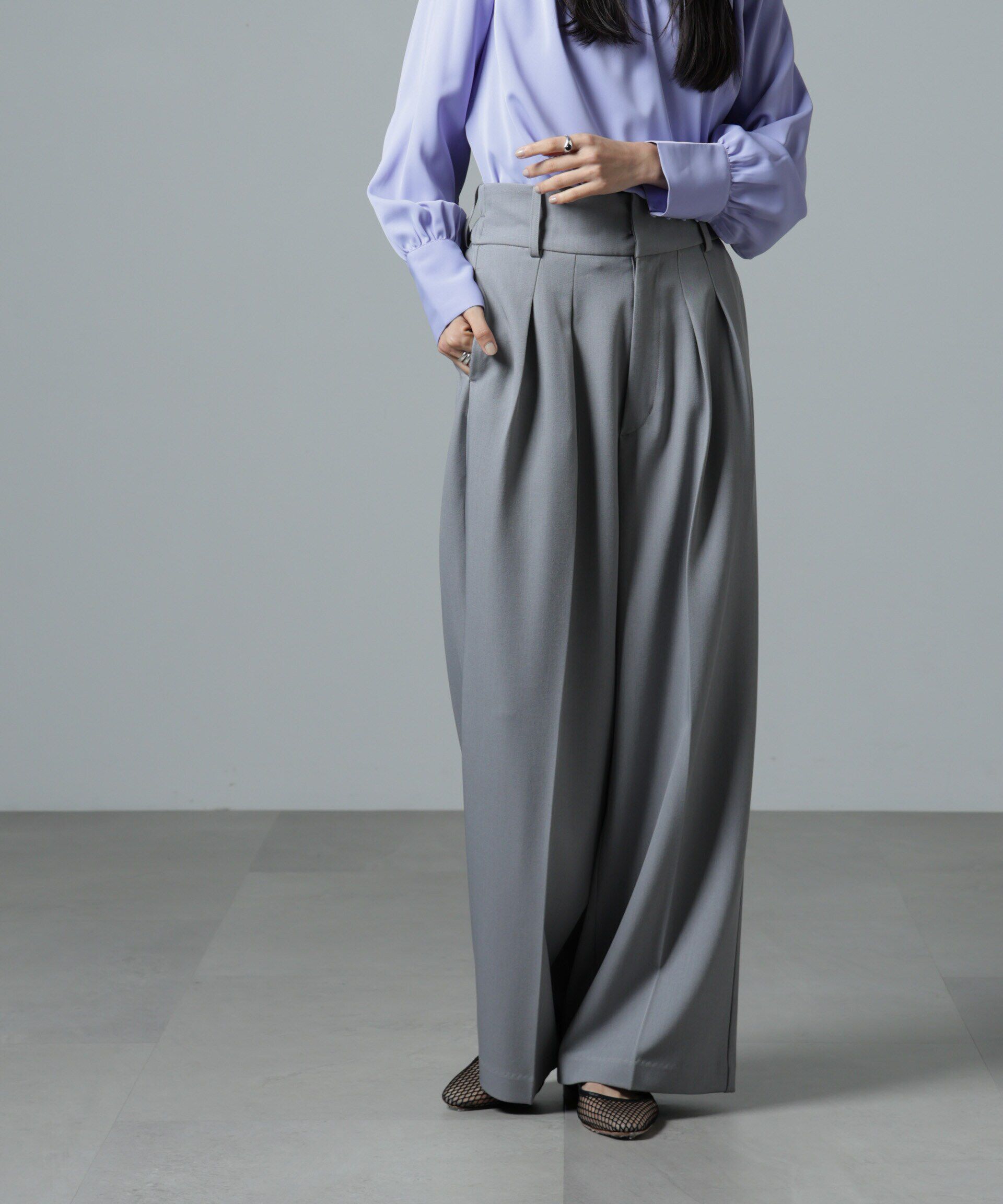 nano･universe「ハイウエスト2タックワイドパンツ」|チノ|グレー