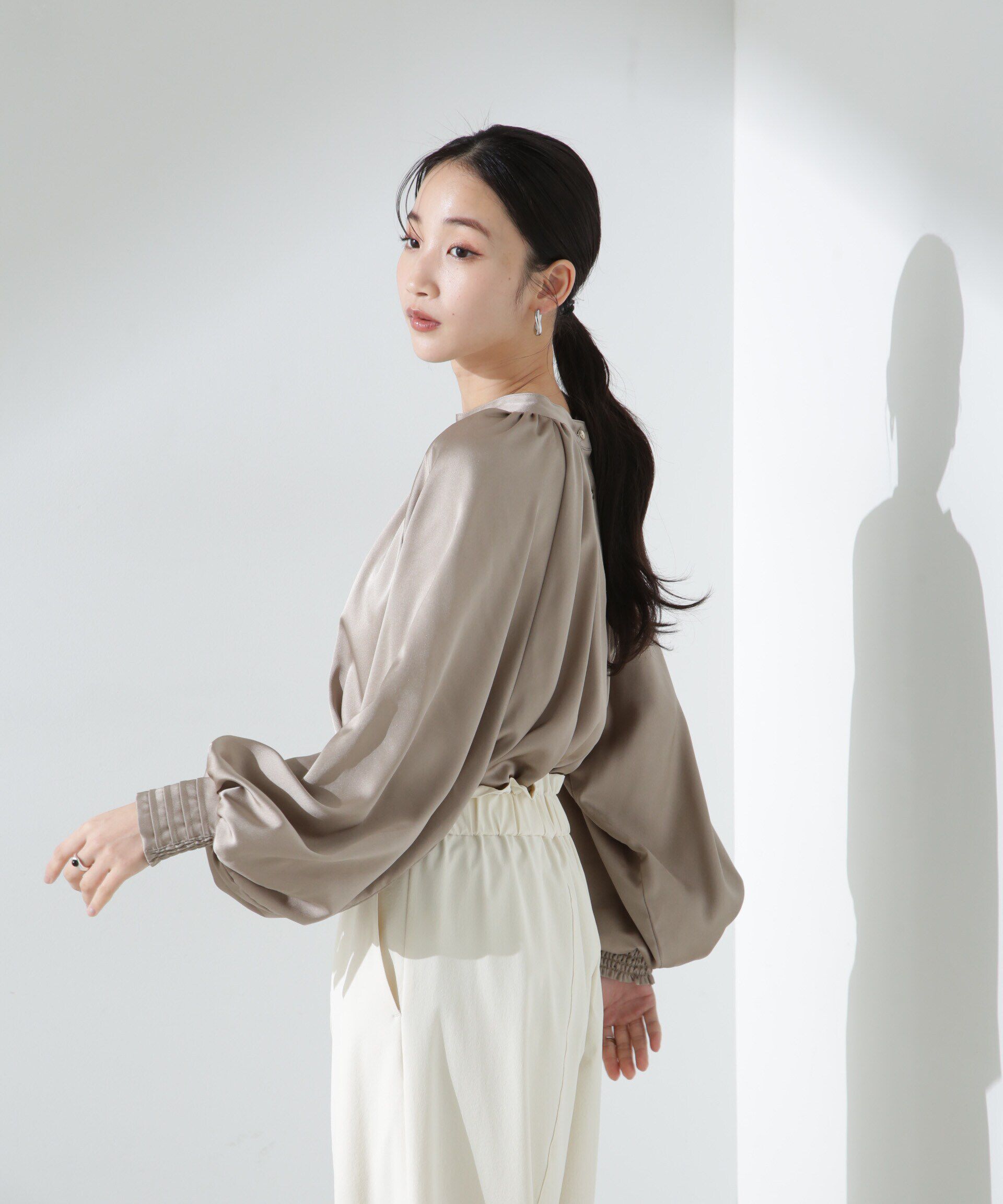 nano･universe「前後2WAYサテンドルマンギャザーブラウス（セットアップ可）」|シャツ・ブラウス|