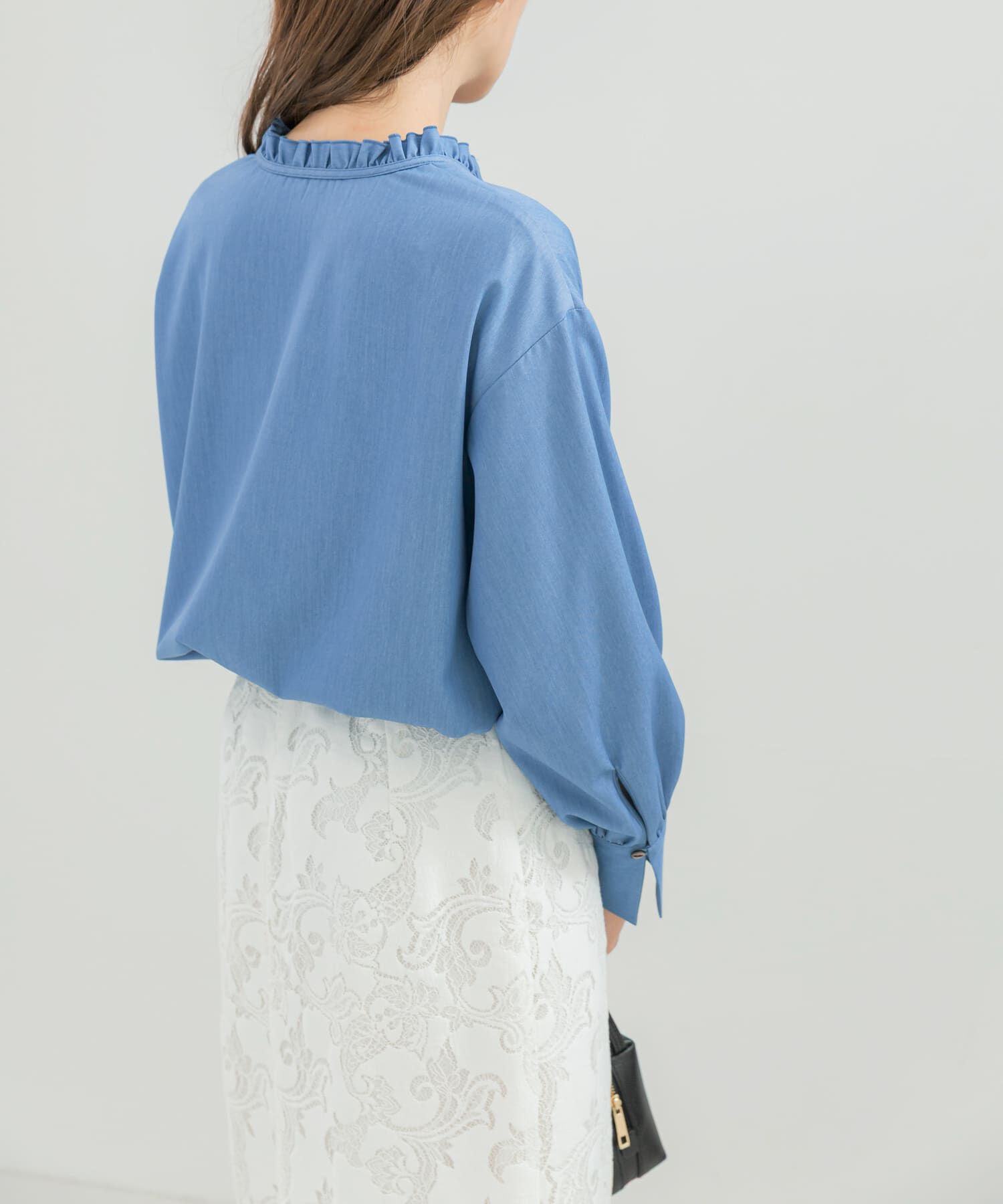 URBAN RESEARCH ROSSO「『WEB限定』フリルネックデニムブラウス」|シャツ・ブラウス|