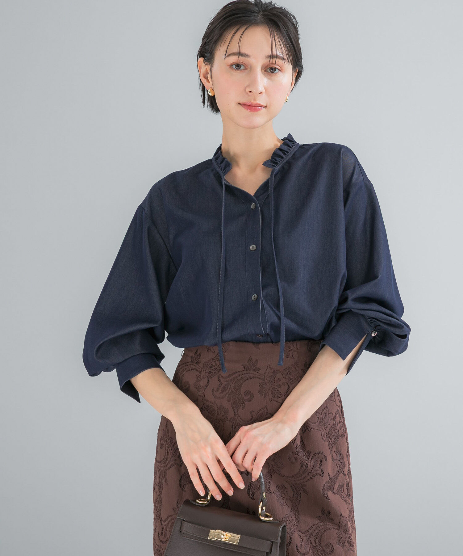 URBAN RESEARCH ROSSO「『WEB限定』フリルネックデニムブラウス」|シャツ・ブラウス|インディゴブルー