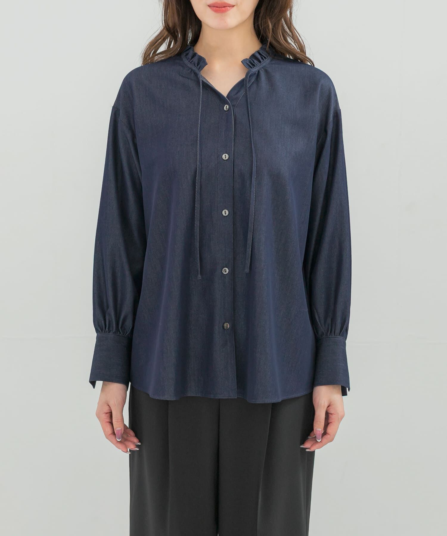 URBAN RESEARCH ROSSO「『WEB限定』フリルネックデニムブラウス」|シャツ・ブラウス|
