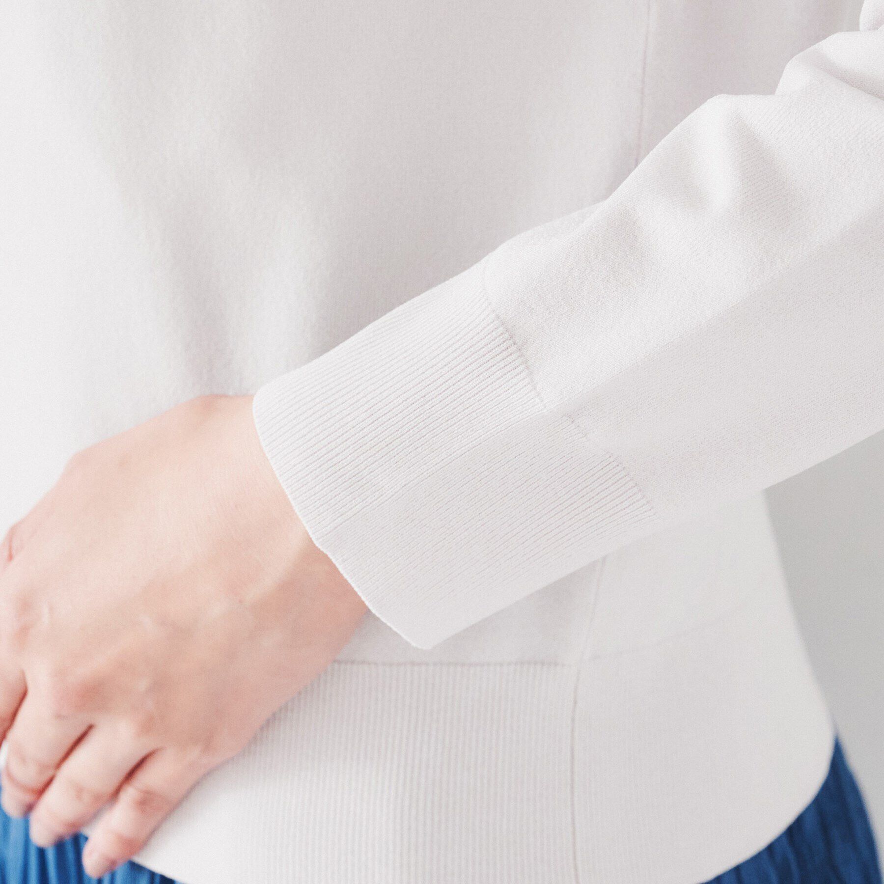 UNTITLED「【薄手素材/アンサンブル可能/】レーヨンストレッチ クルーネックカーディガン」|カーディガン|