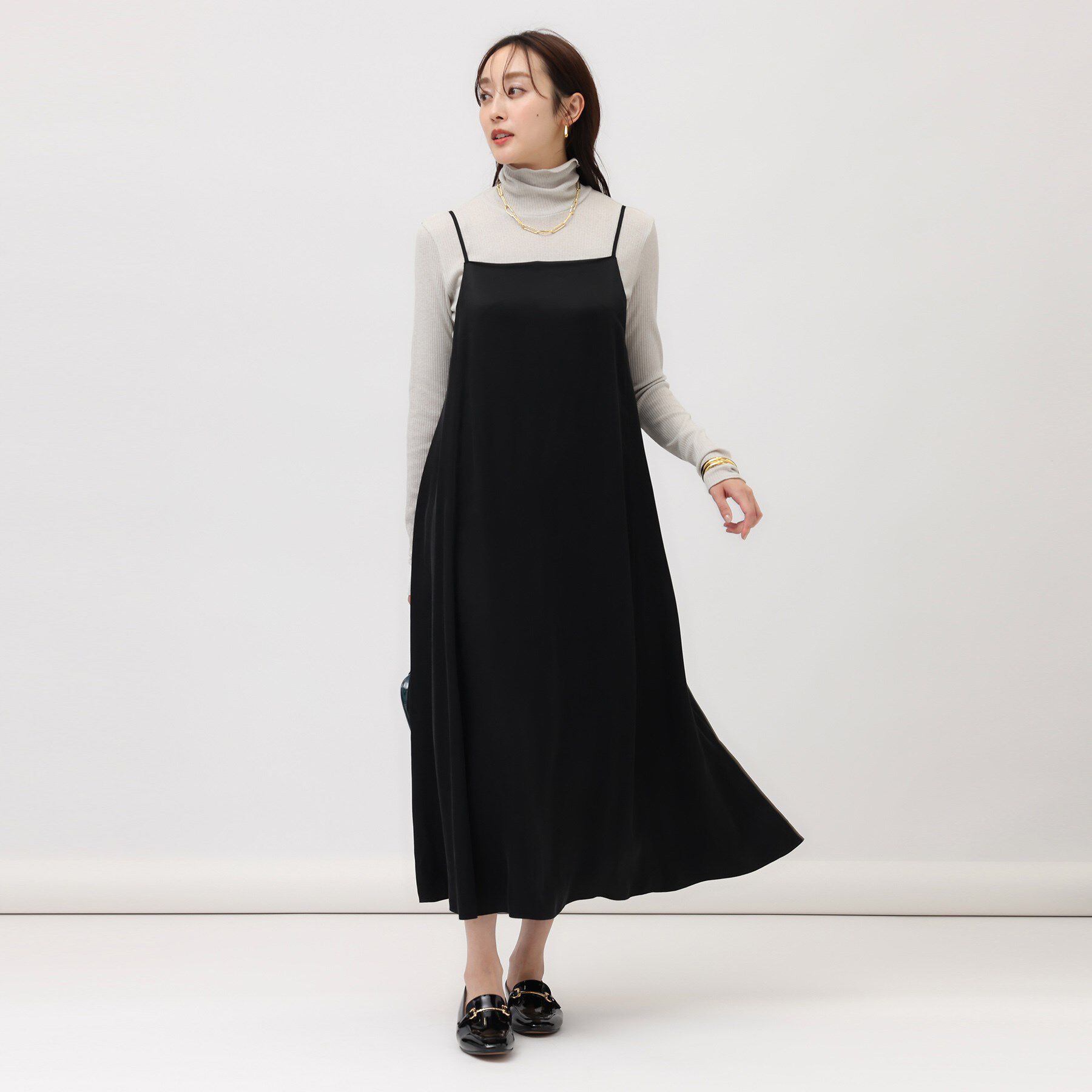 UNTITLED「【着丈調節可能】フィブリルサテン キャミワンピース」|ワンピース|ブラック(019)