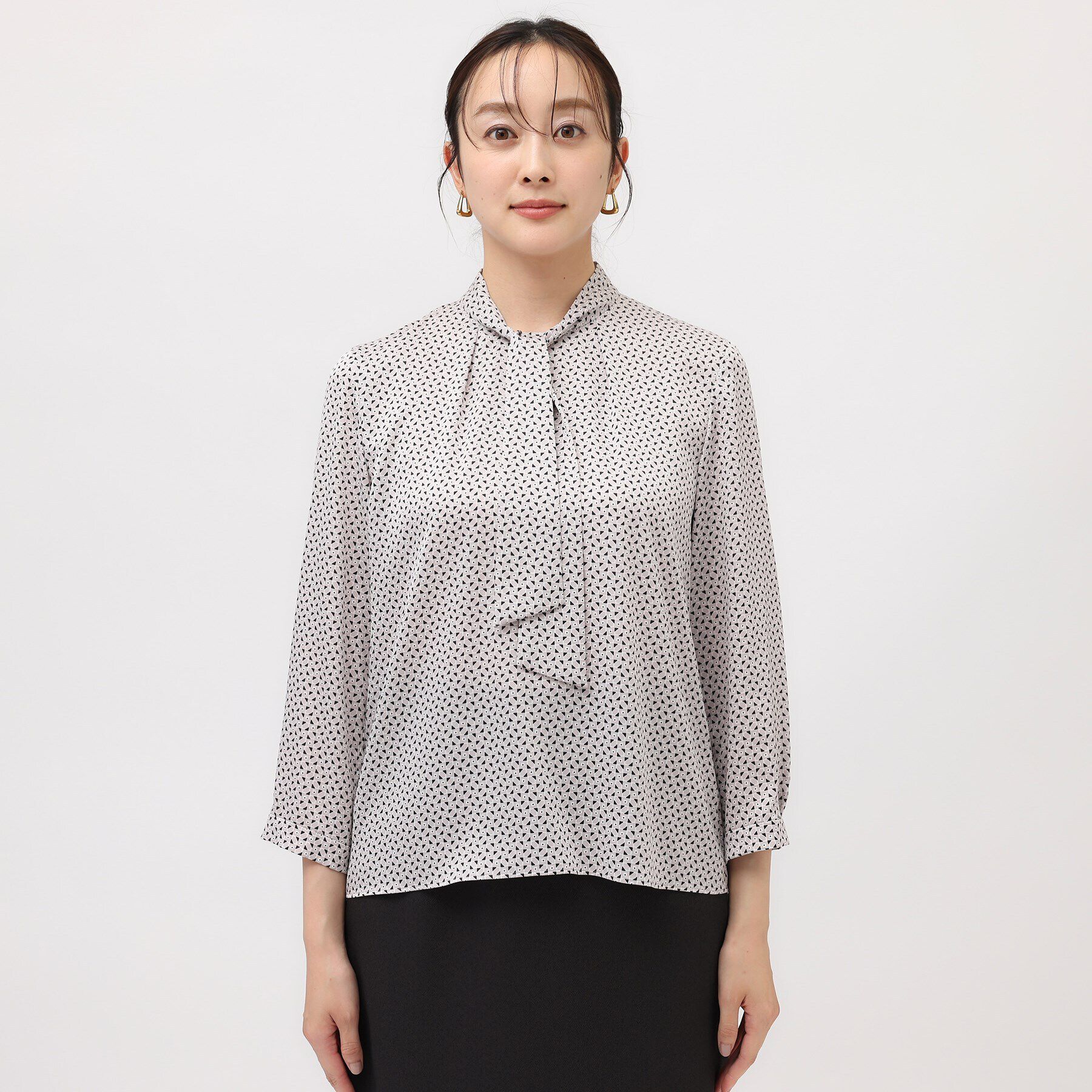 UNTITLED「【通勤スーツ/入卒/セレモニー】幾何柄ボウタイブラウス」|シャツ・ブラウス|