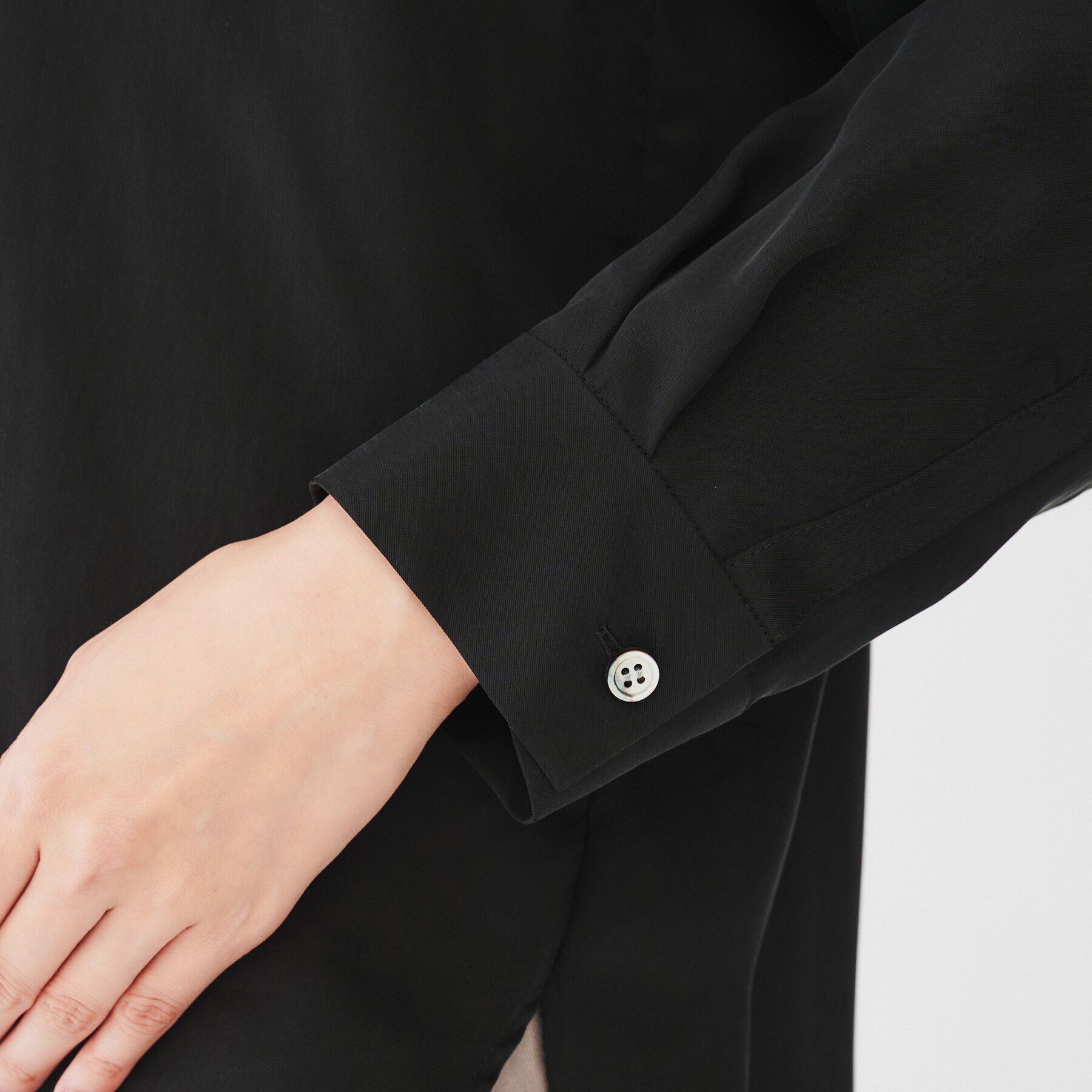 UNTITLED「【セットアップ可能/パウダータッチ】シルキーキュプラ スキッパーブラウス」|シャツ・ブラウス|