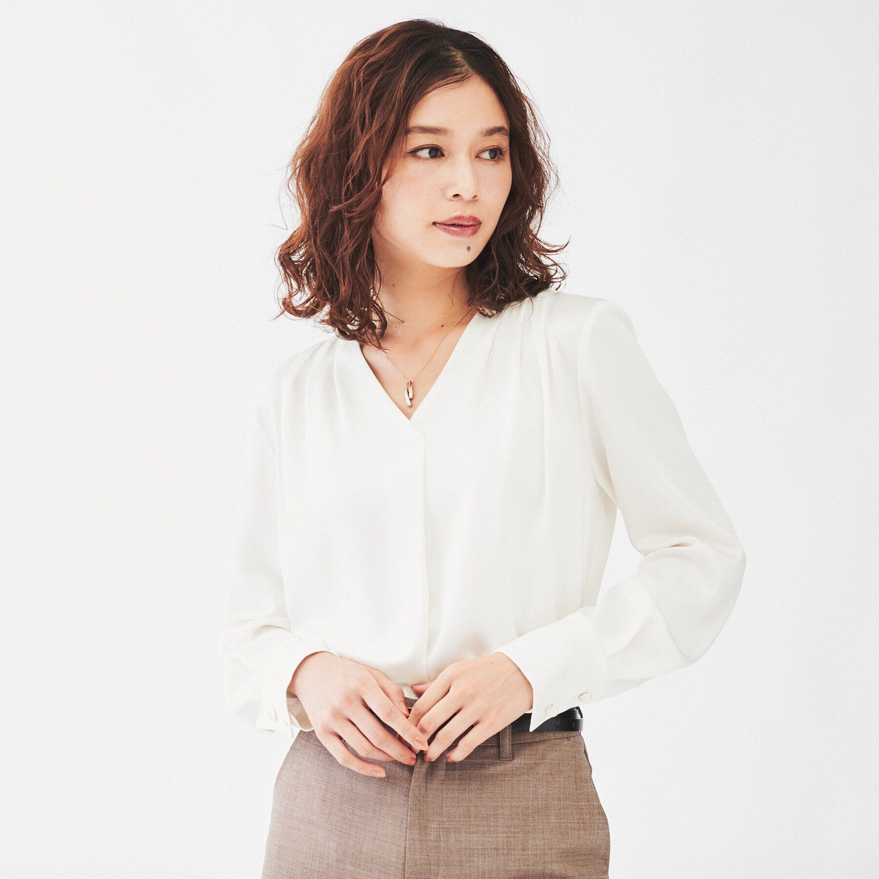 UNTITLED「【通勤スーツ/入卒/セレモニー】サテンVネックブラウス」|シャツ・ブラウス|
