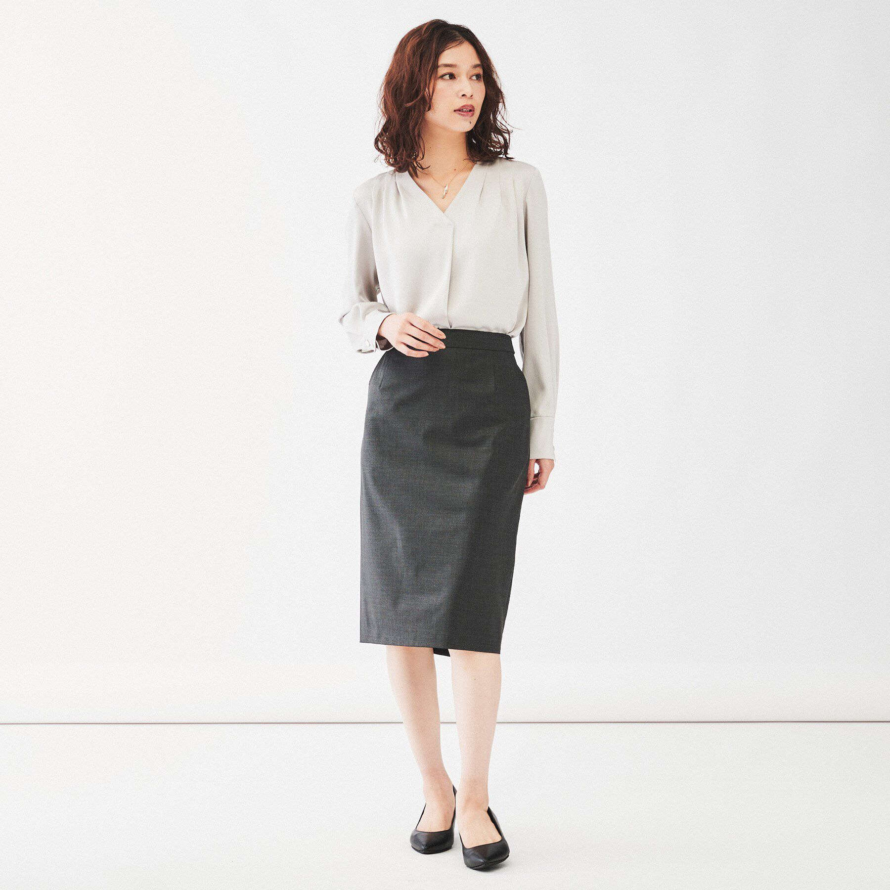 UNTITLED「【通勤スーツ/入卒/セレモニー】サテンVネックブラウス」|シャツ・ブラウス|
