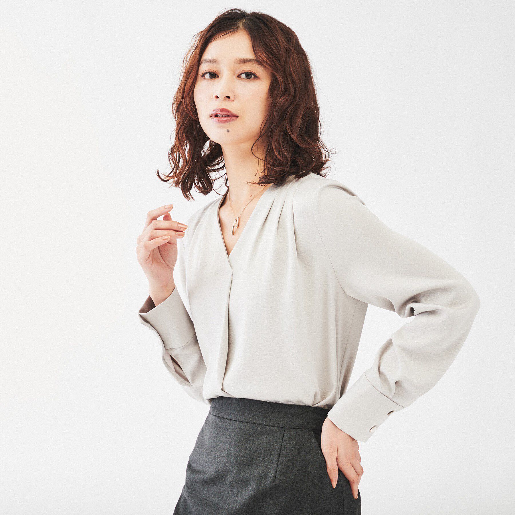 UNTITLED「【通勤スーツ/入卒/セレモニー】サテンVネックブラウス」|シャツ・ブラウス|ライトグレー(010